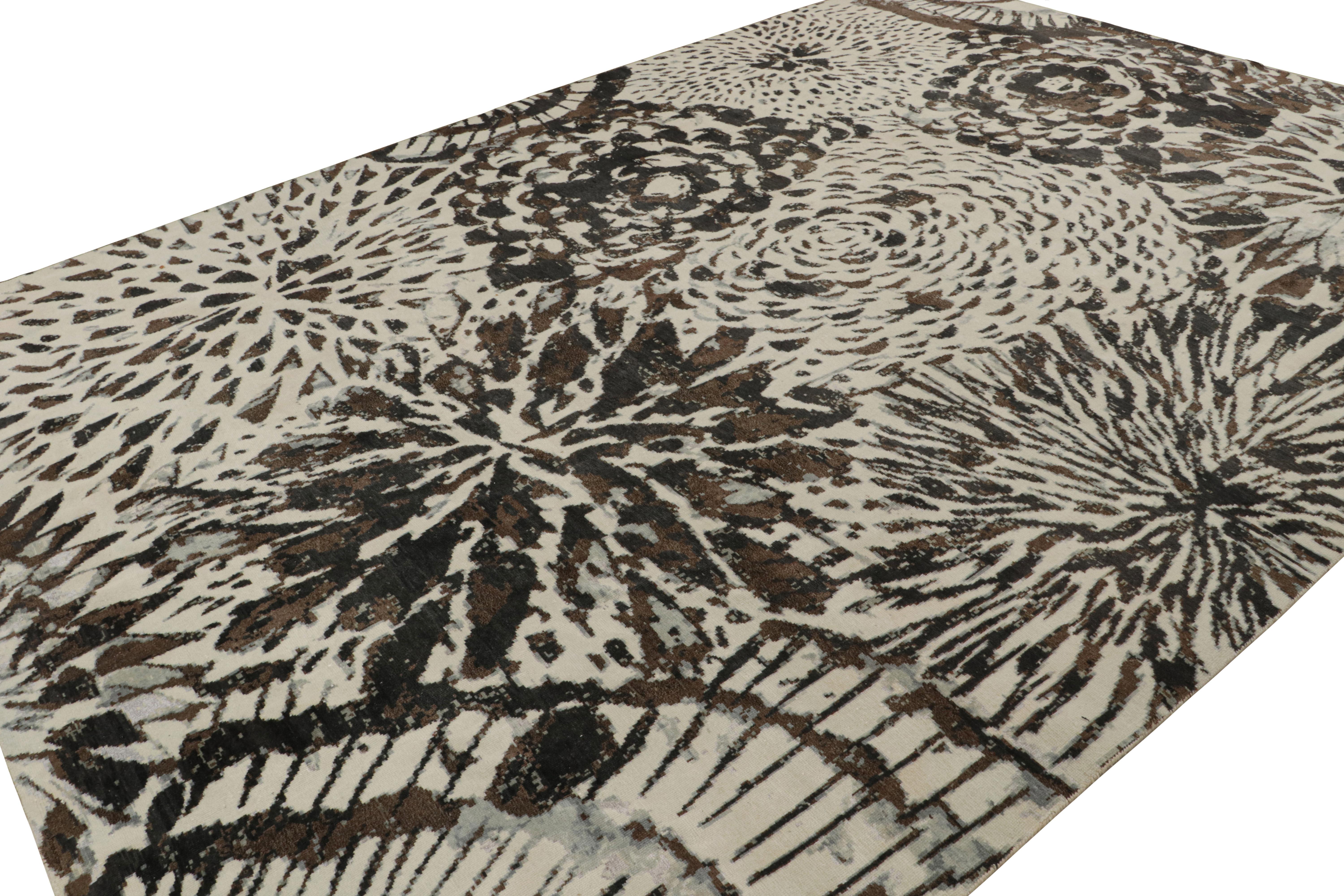 Noué à la main en laine et en soie, ce tapis moderne 10x14 s'inspire de l'un des styles déco français les plus modernes du milieu du siècle dernier, dans les années 1950. Le motif géométrique abstrait présente de riches jeux de blanc cassé, de