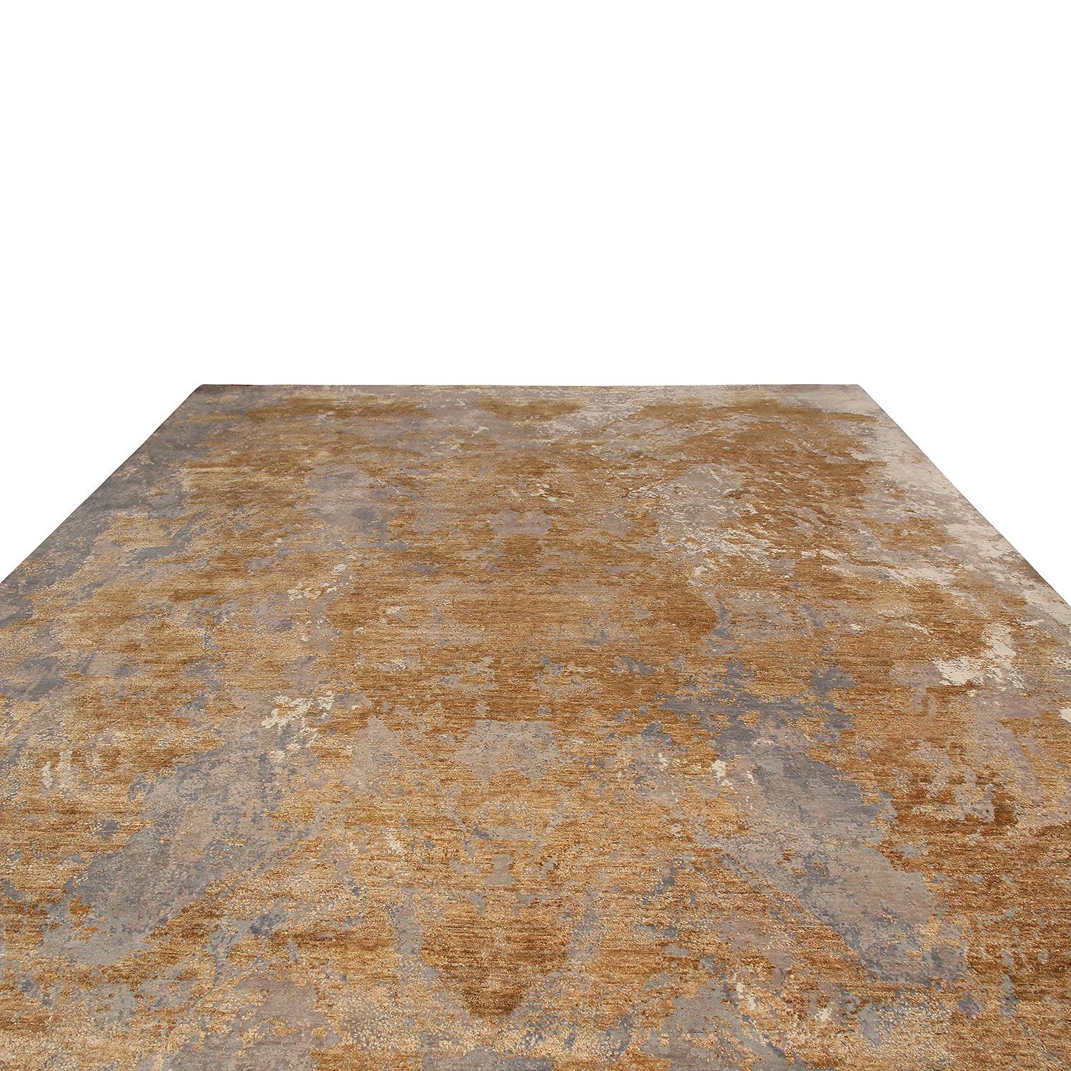 Dieser aus Indien stammende, handgeknüpfte Teppich aus der Modern Collection'S von Rug & Kilim verbindet moderne Farben und Texturen mit einem klassischen, traditionellen Sinn für Symmetrie im Felddesign. Die mehrfarbigen Beige-, Gold- und Grautöne