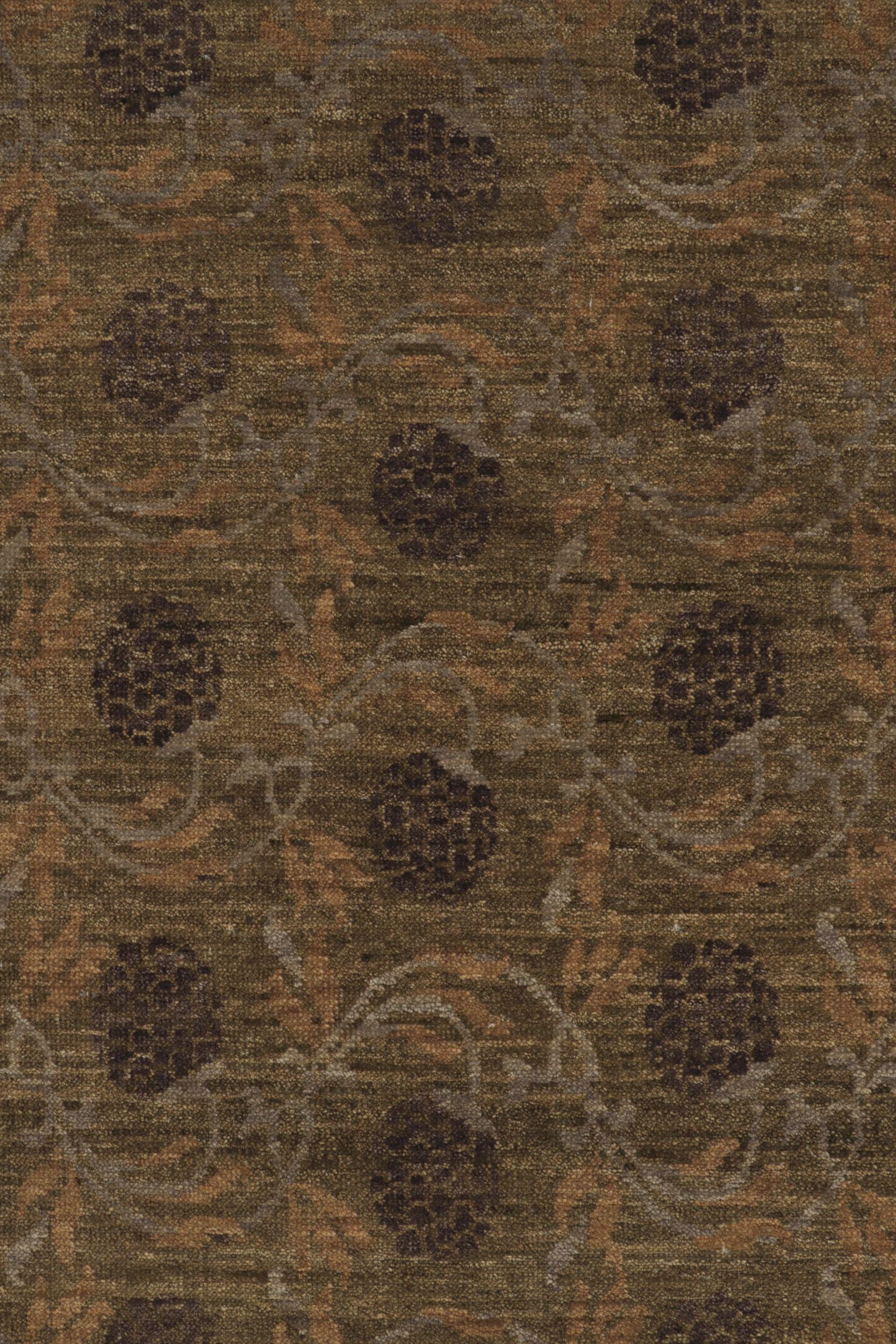 Rug & Kilim's Modern Block Print Rug Design mit braunen und grünen Blumenmotiven (21. Jahrhundert und zeitgenössisch) im Angebot