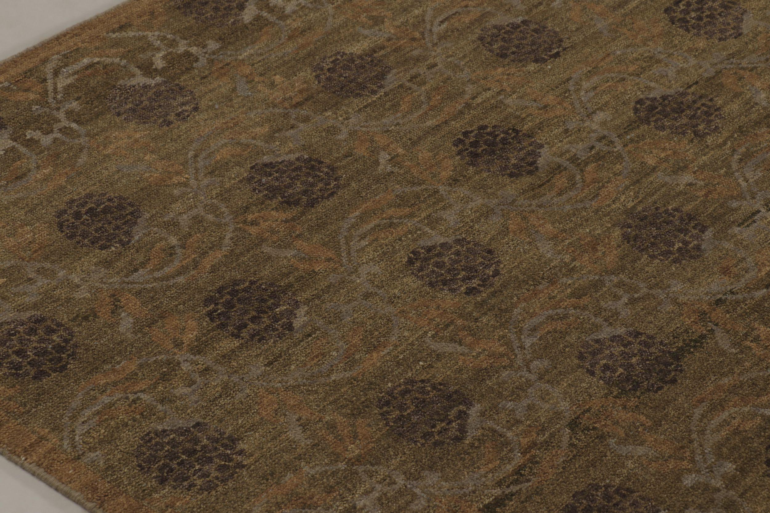 Rug & Kilim's Modern Block Print Rug Design mit braunen und grünen Blumenmotiven (Indisch) im Angebot