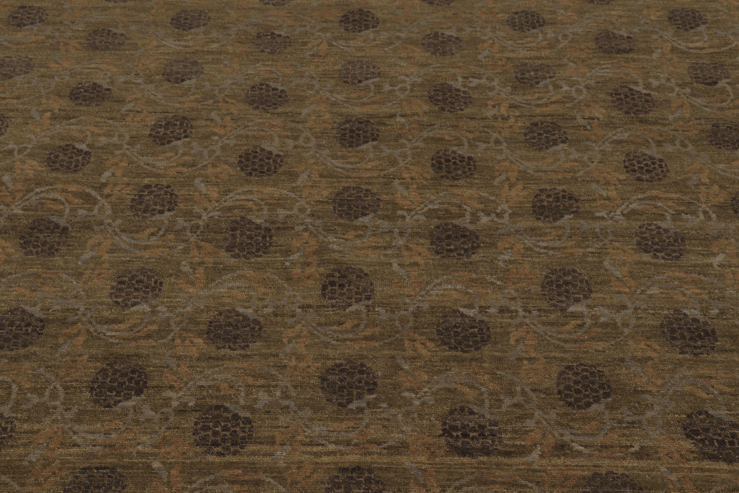 Rug & Kilim's Modern Block Print Rug Design mit braunen und grünen Blumenmotiven (Handgeknüpft) im Angebot