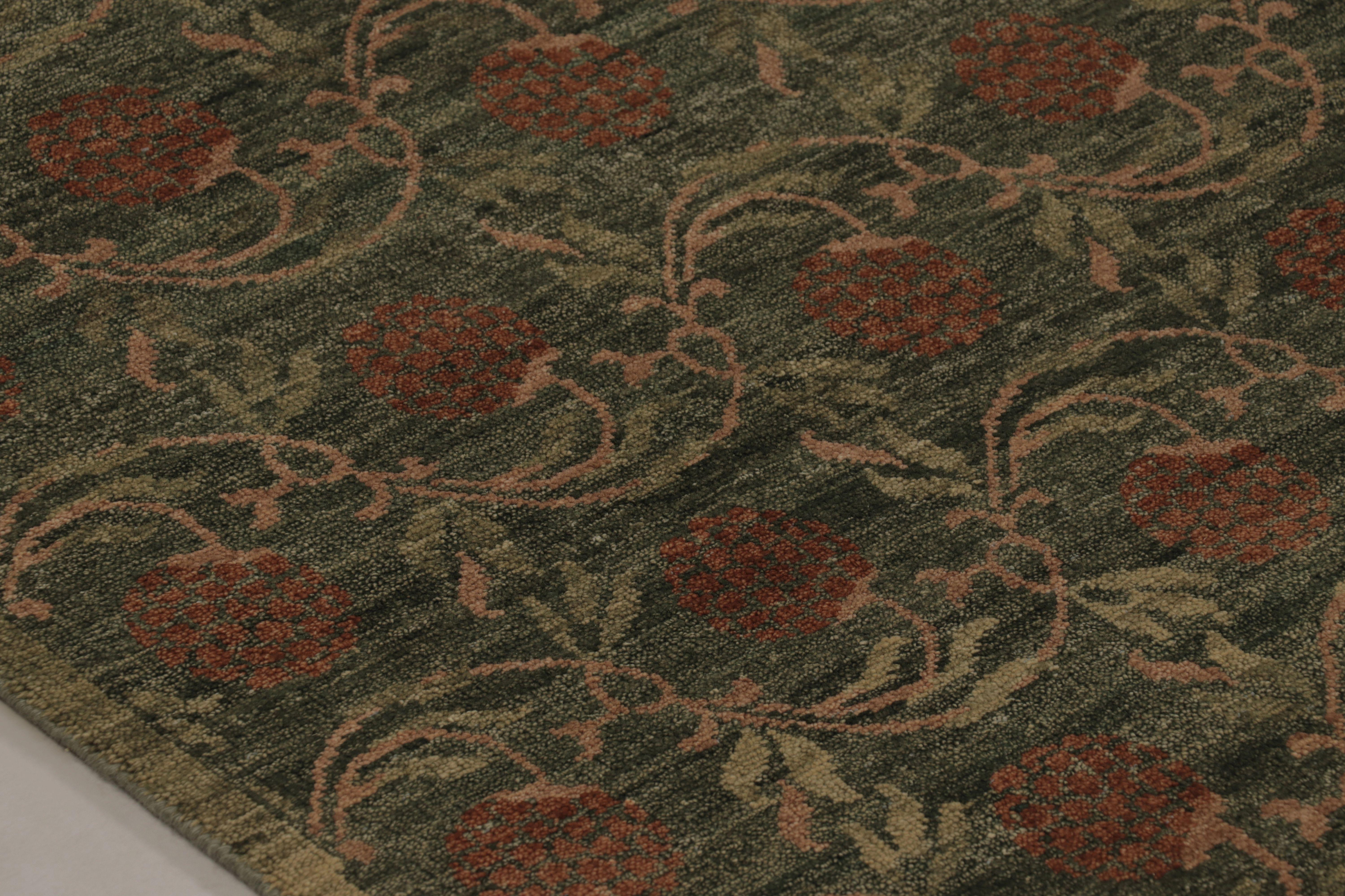 Rug & Kilim's Modern Block Print Rug Design mit grünen und braunen Blumenmotiven (Indisch) im Angebot