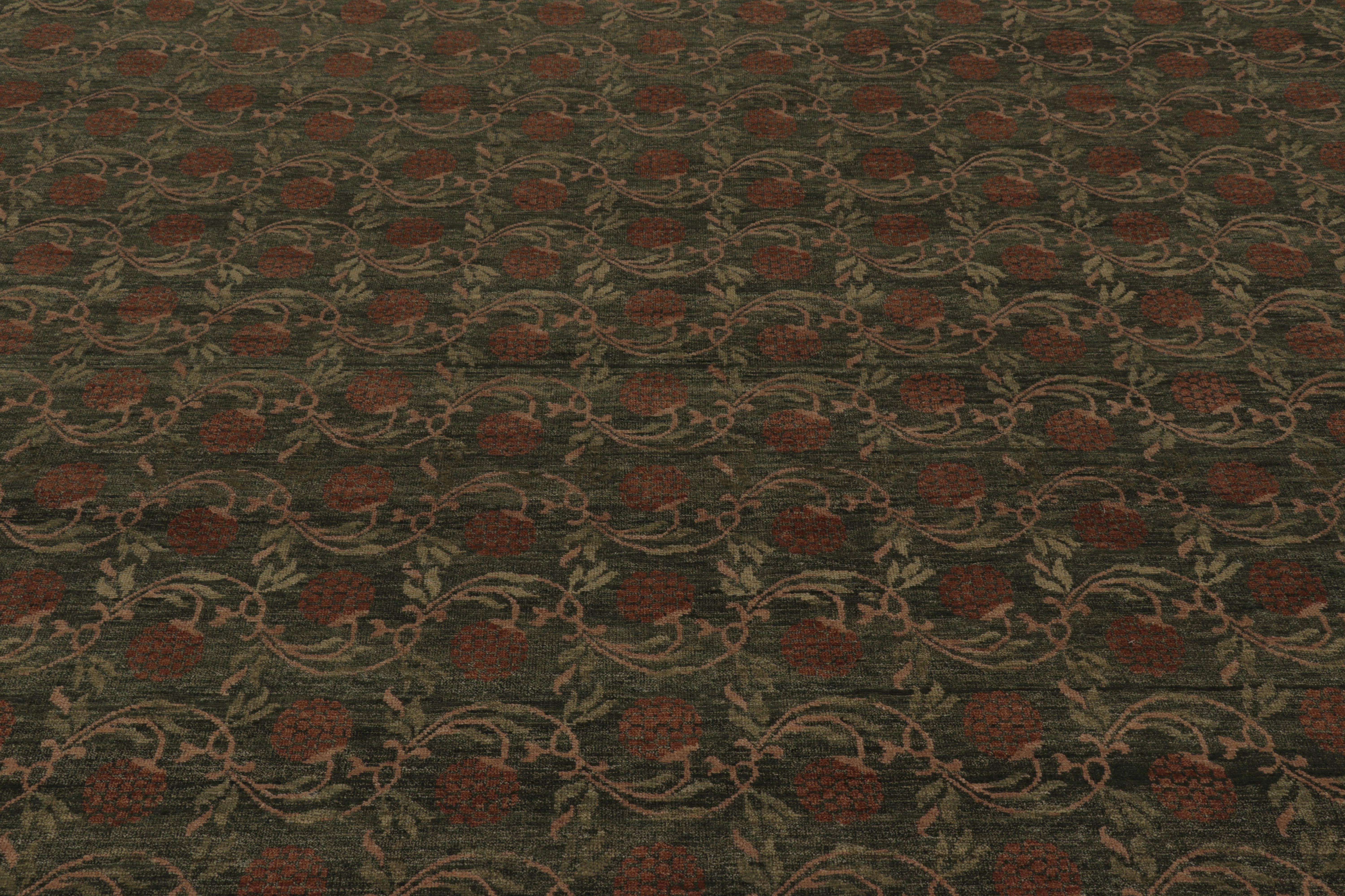 Rug & Kilim's Modern Block Print Rug Design mit grünen und braunen Blumenmotiven (Handgeknüpft) im Angebot