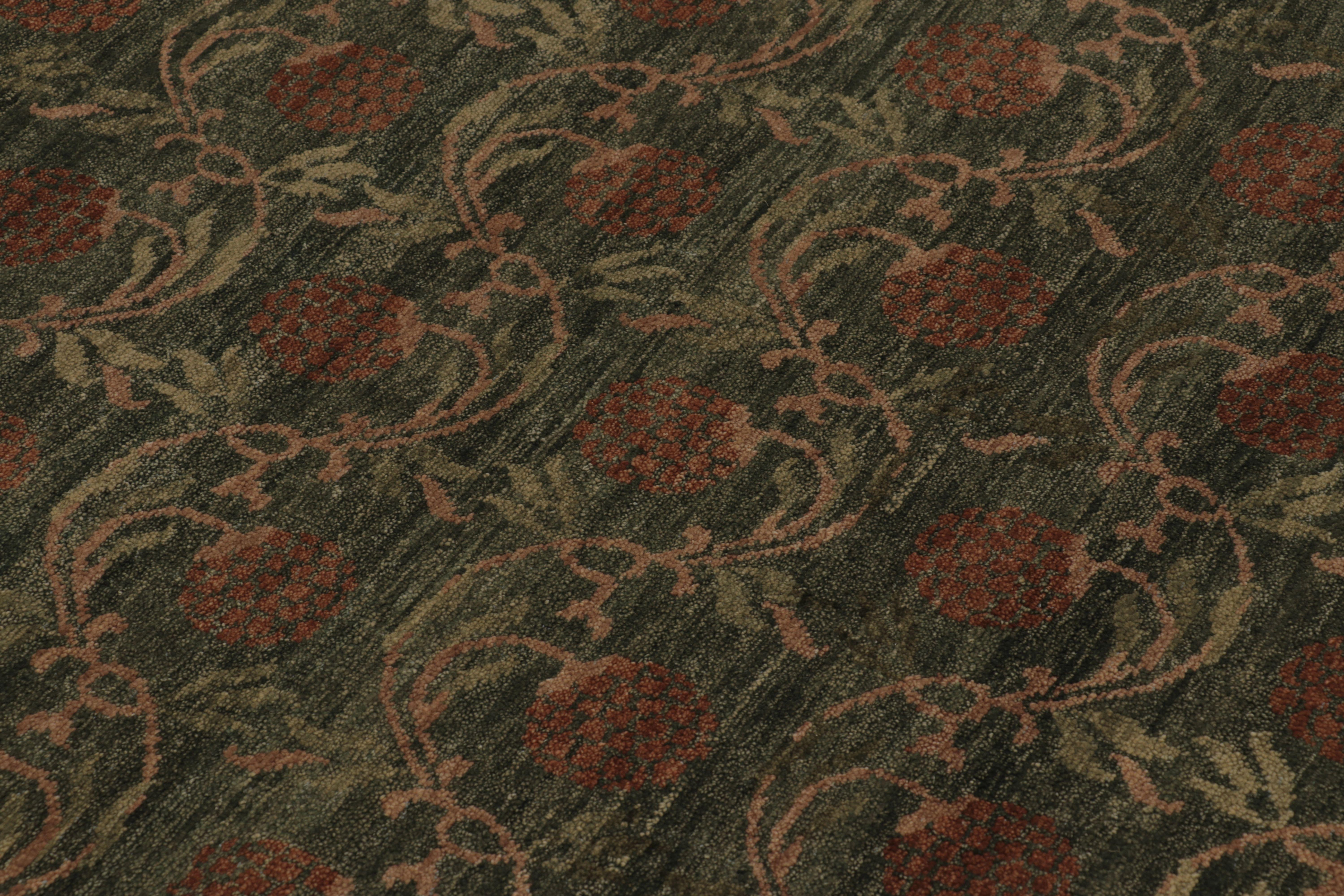 Rug & Kilim's Modern Block Print Rug Design mit grünen und braunen Blumenmotiven im Zustand „Neu“ im Angebot in Long Island City, NY