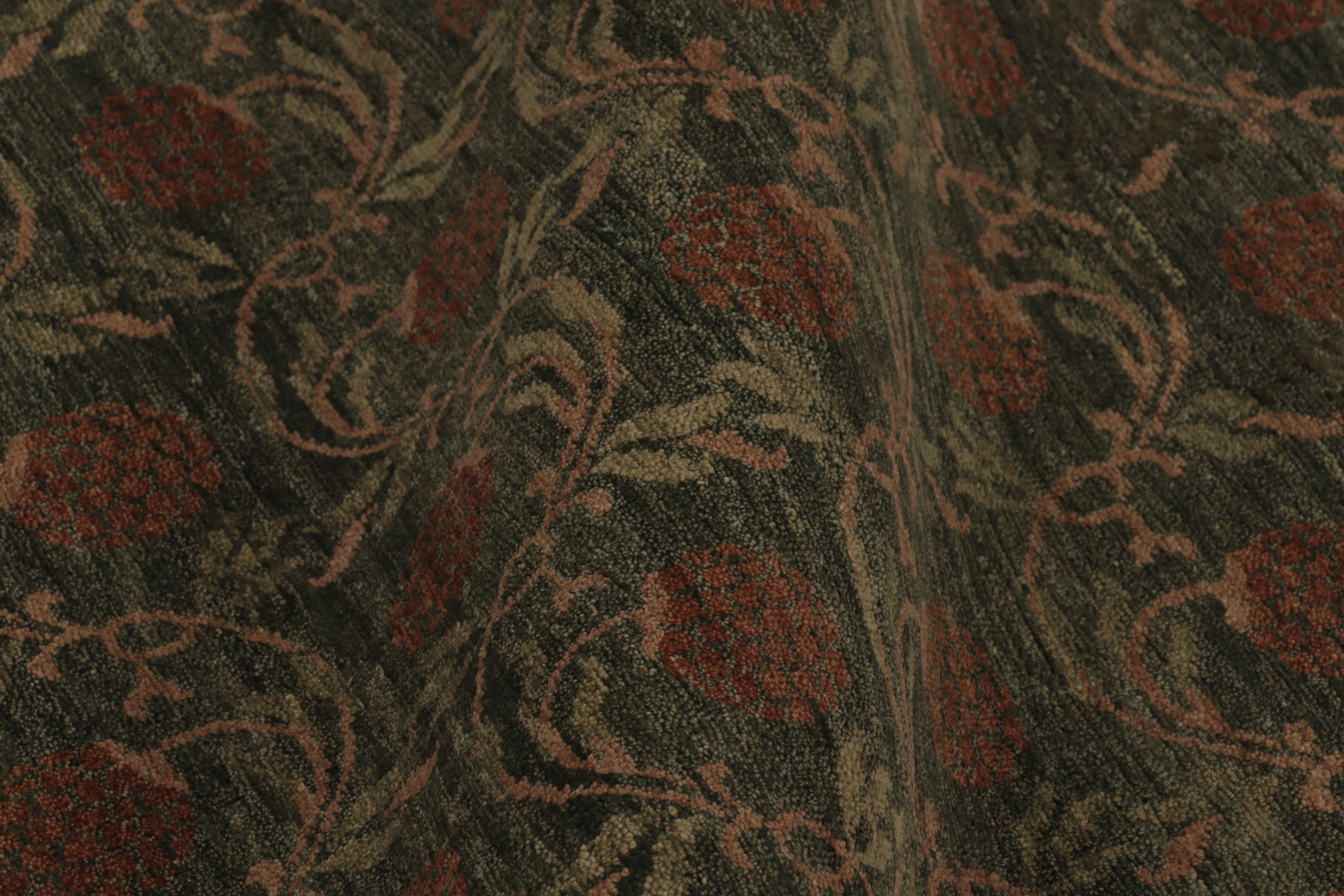 Rug & Kilim's Modern Block Print Rug Design mit grünen und braunen Blumenmotiven (Wolle) im Angebot