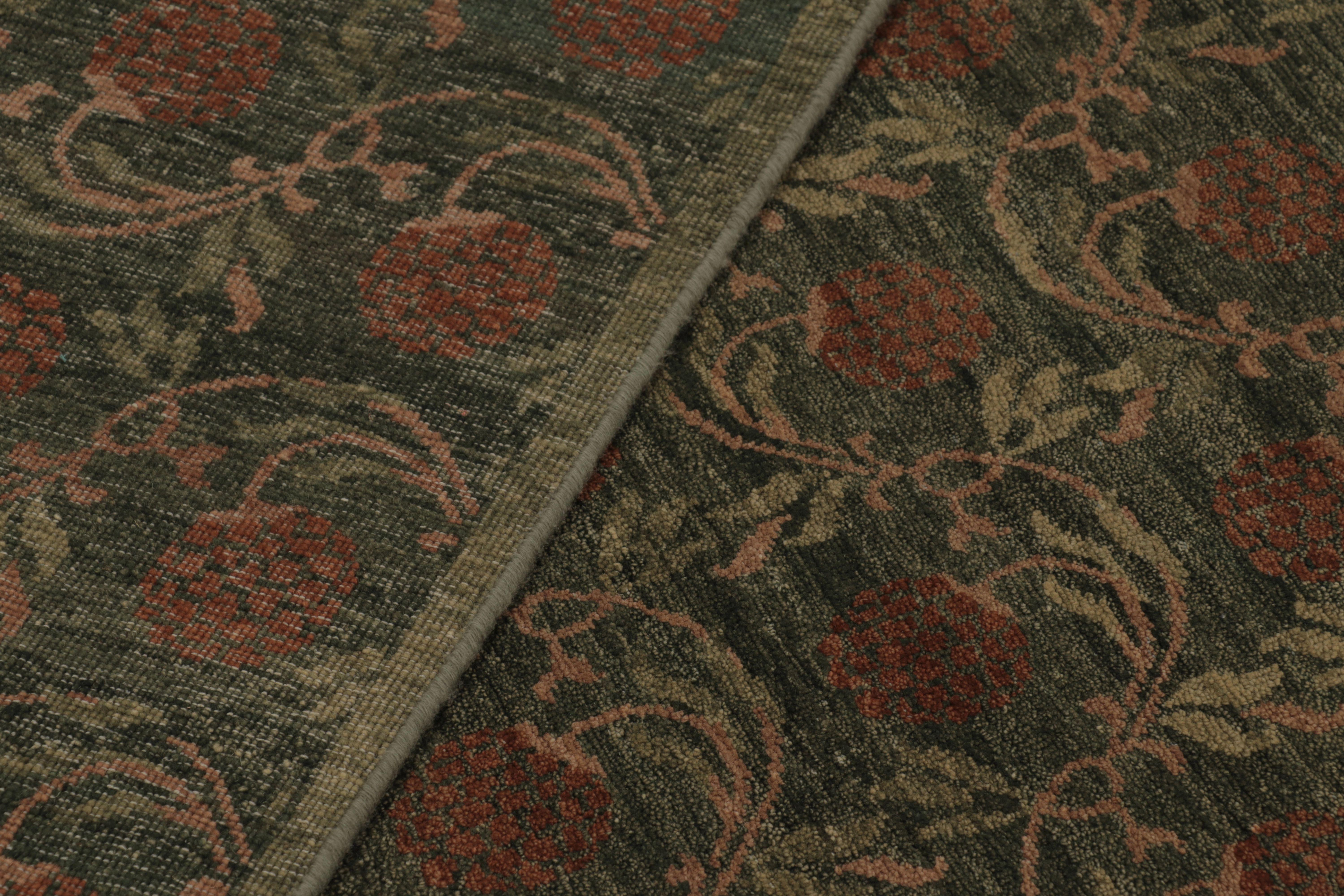 Rug & Kilim's Modern Block Print Rug Design mit grünen und braunen Blumenmotiven im Angebot 1