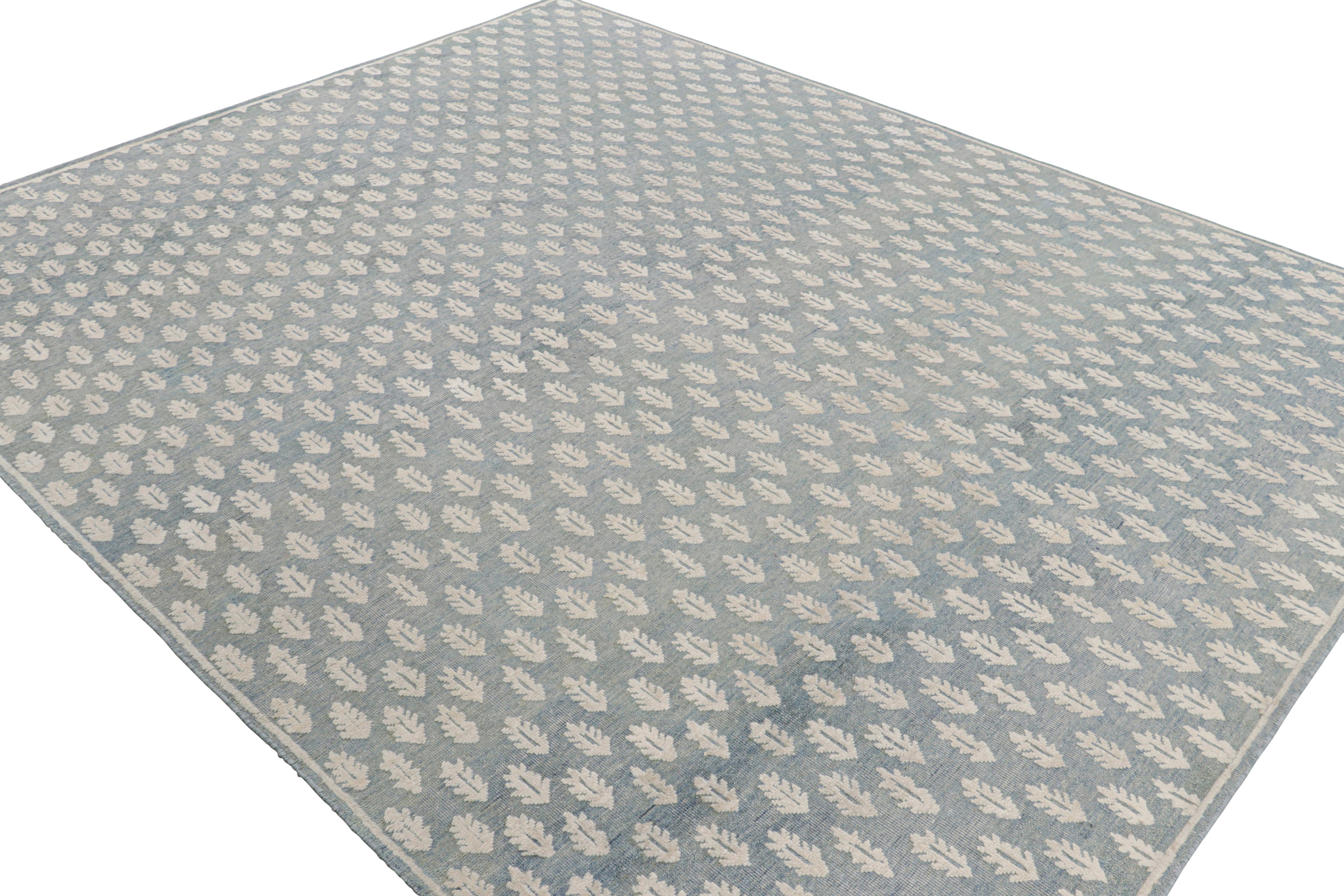 Rug & Kilim’s Modern Block Print Rug in Blue with White Floral Pattern In New Condition For Sale In Long Island City, NY