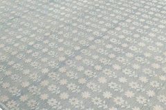 Rug & Kilim - Tappeto moderno con stampa a blocchi in blu e motivi floreali in bianco