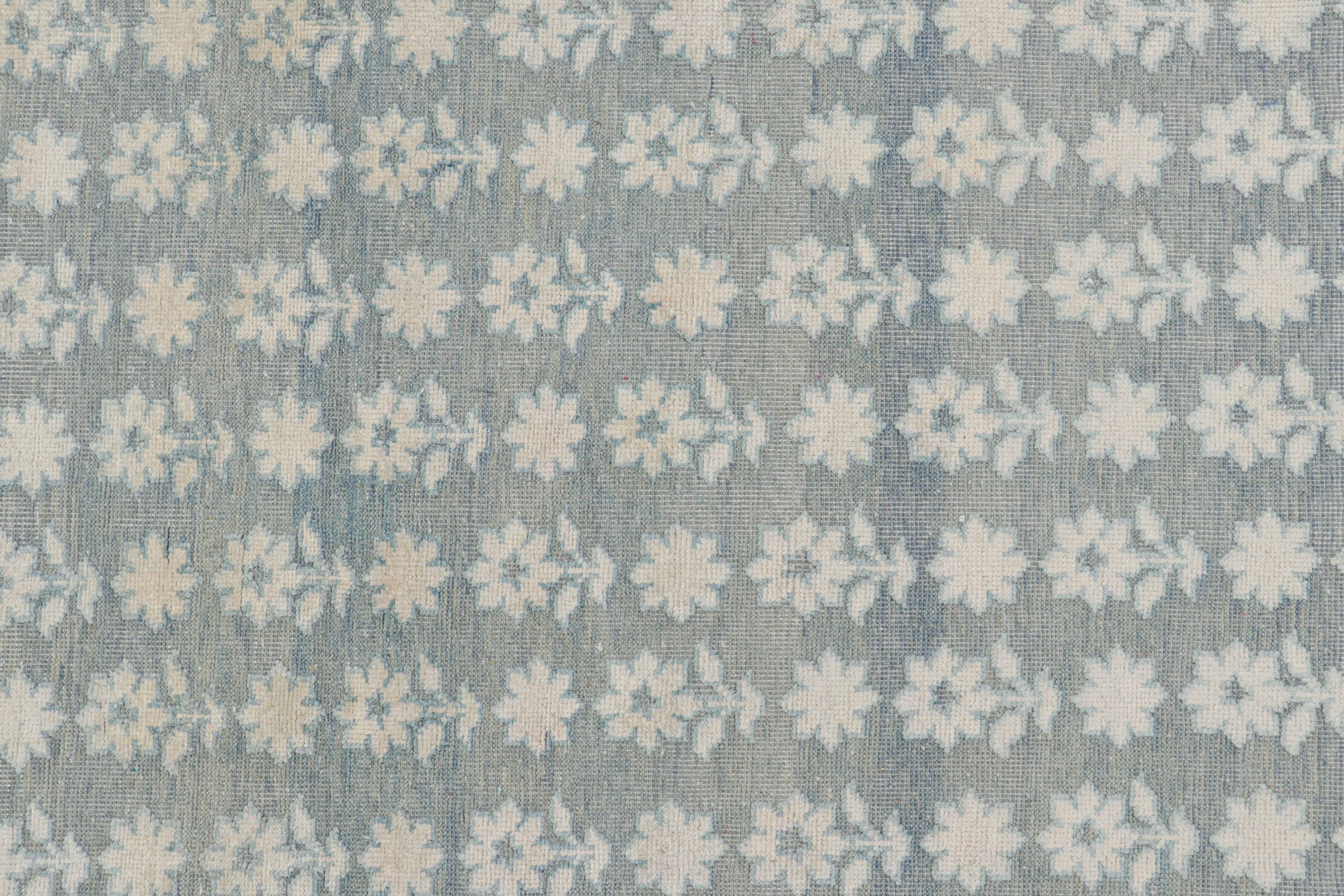 Rug & Kilim's Modern Block Print Rug in Blau mit weißen Blumenmustern (Moderne) im Angebot