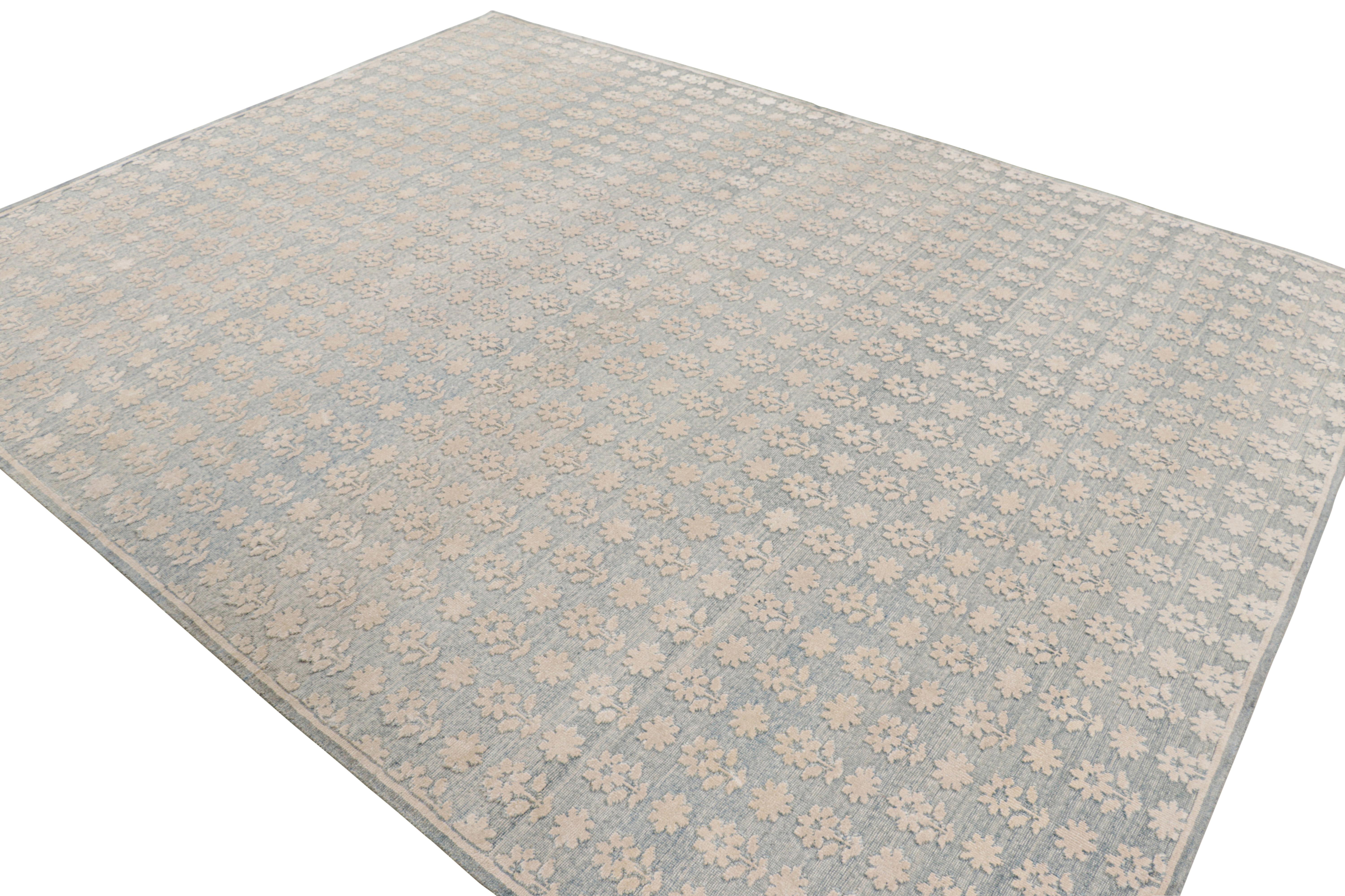 Rug & Kilim's Modern Block Print Rug in Blau mit weißen Blumenmustern (Indisch) im Angebot