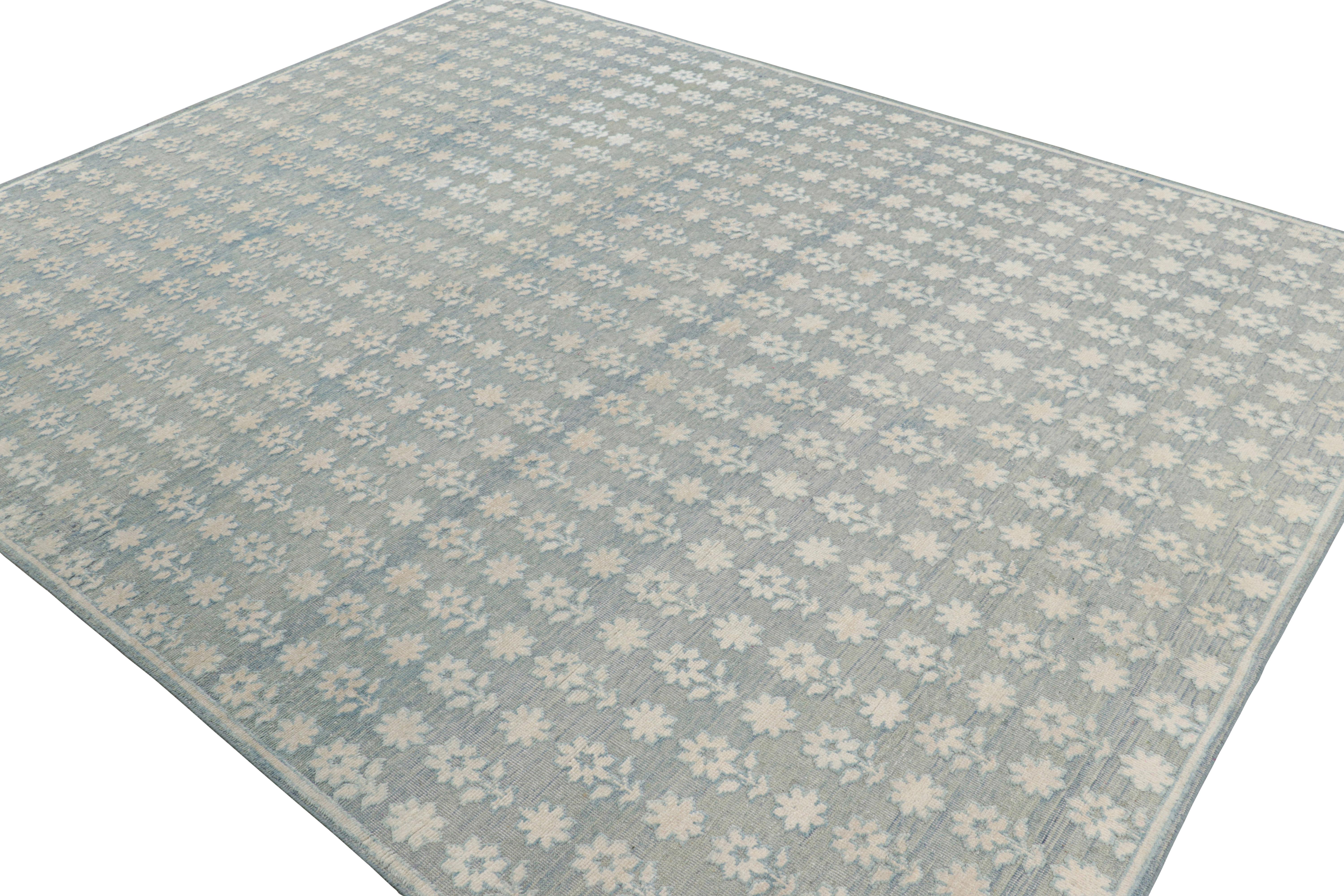 Rug & Kilim's Modern Block Print Rug in Blau mit weißen Blumenmustern (Indisch) im Angebot