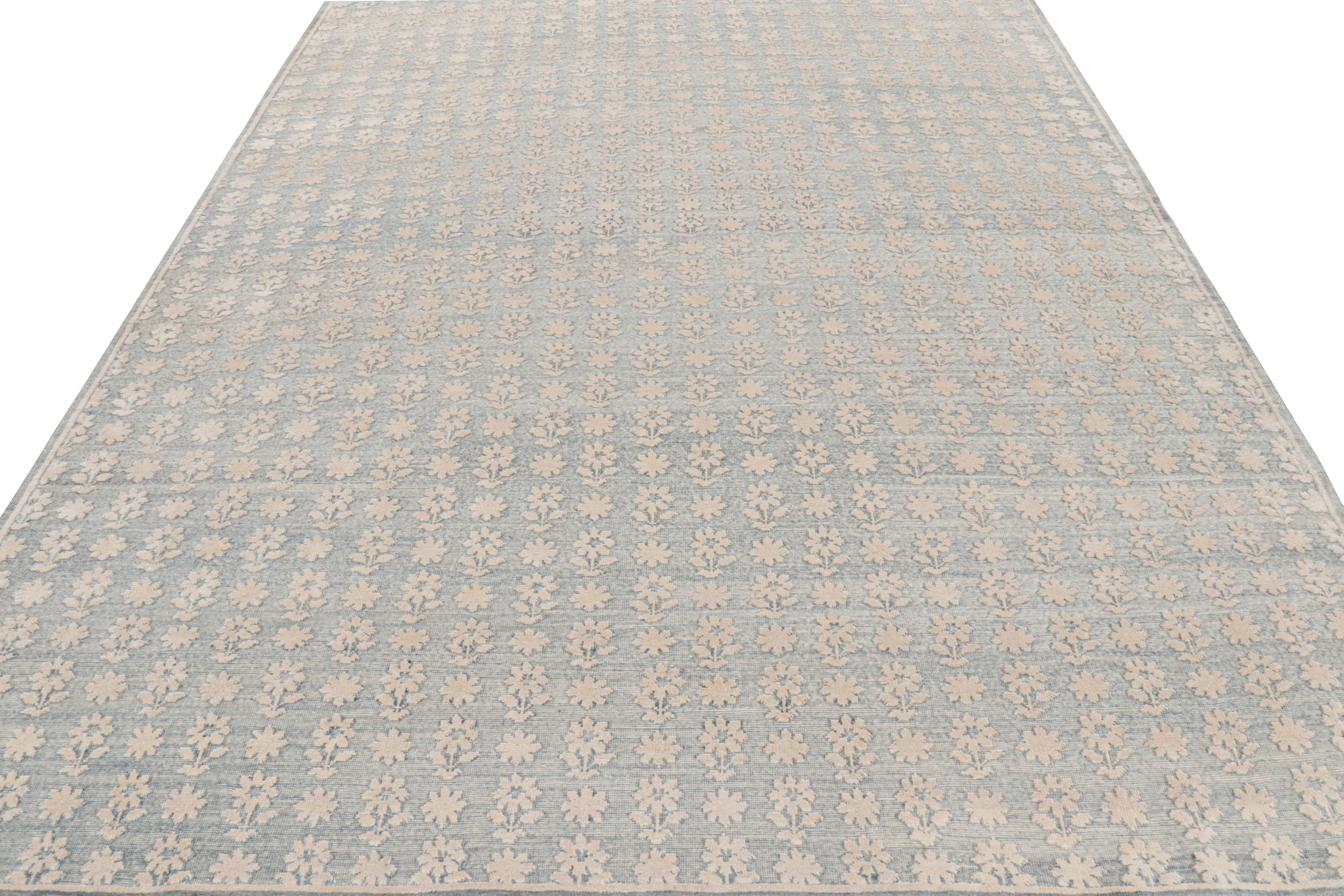 Rug & Kilim's Modern Block Print Rug in Blau mit weißen Blumenmustern (Handgeknüpft) im Angebot
