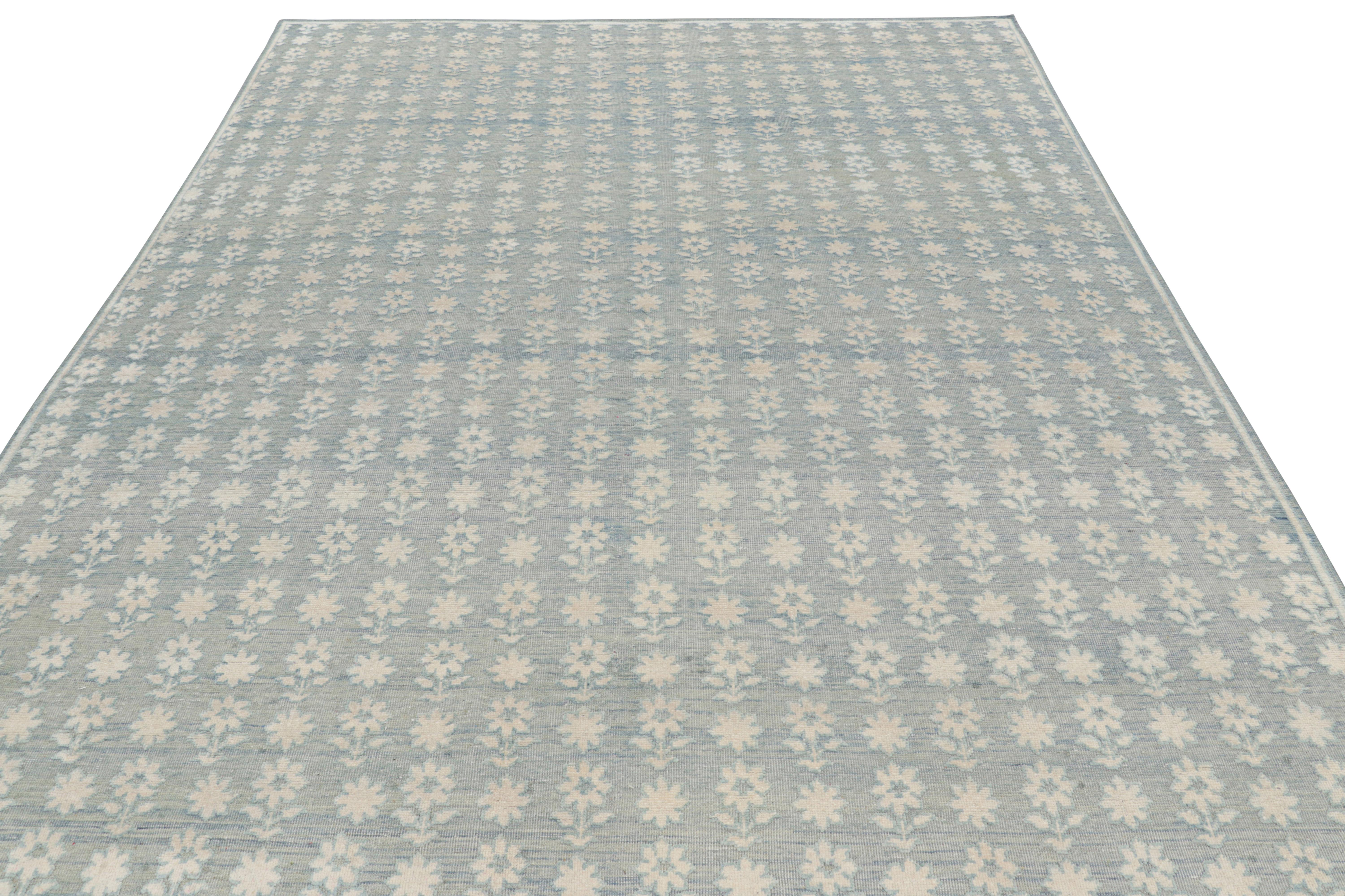 Rug & Kilim's Modern Block Print Rug in Blau mit weißen Blumenmustern (Handgeknüpft) im Angebot