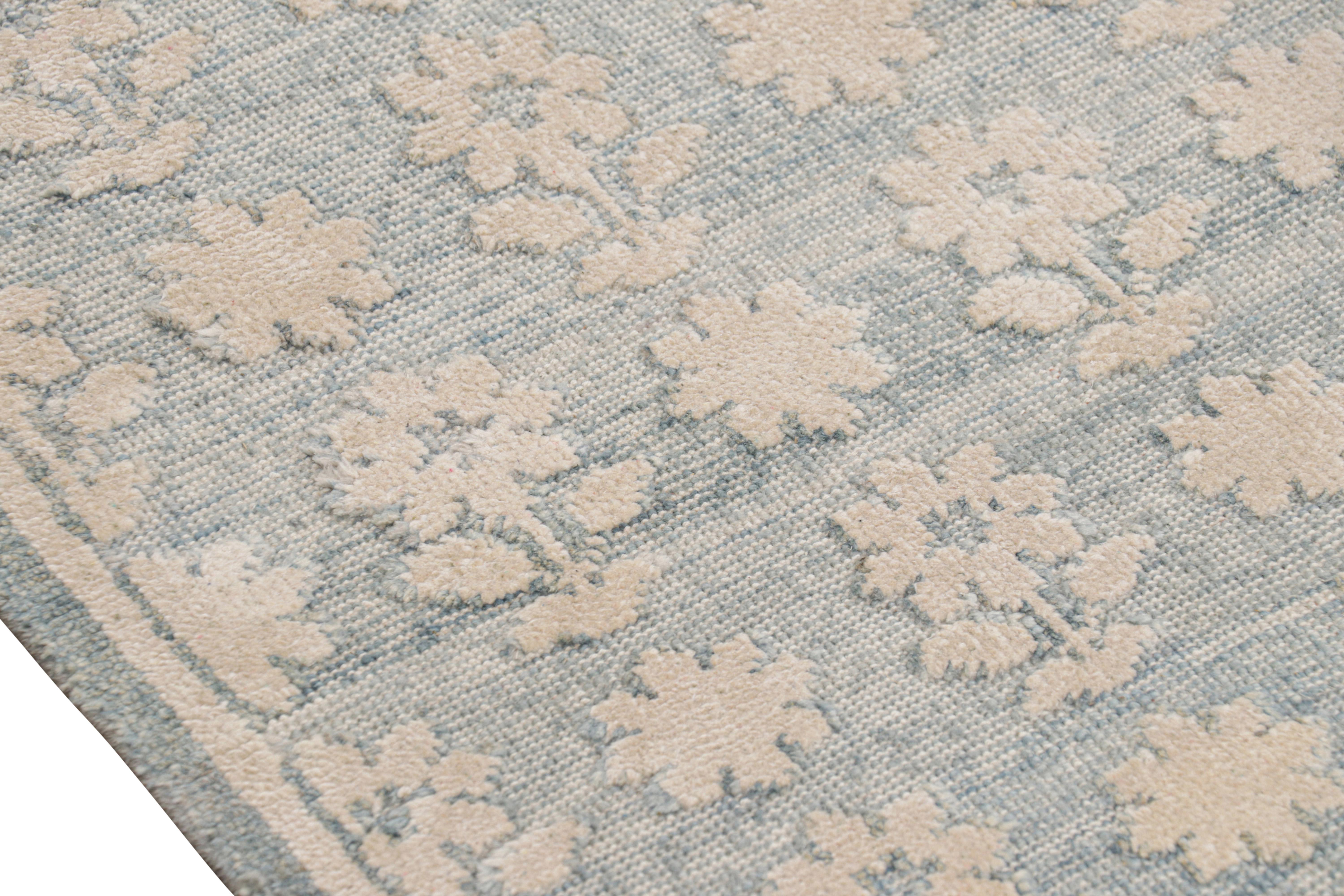 Rug & Kilim's Modern Block Print Rug in Blau mit weißen Blumenmustern im Zustand „Neu“ im Angebot in Long Island City, NY