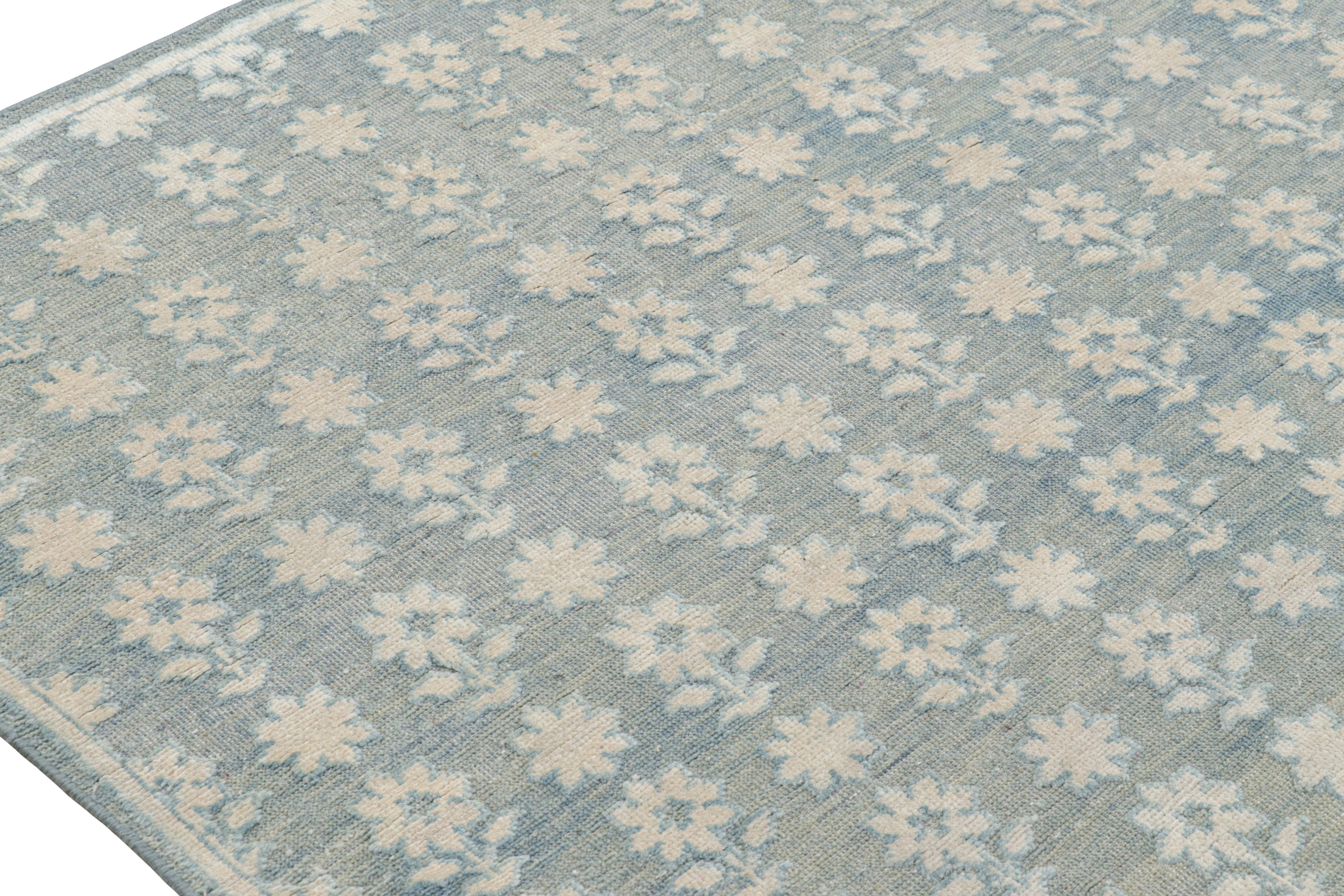 Rug & Kilim's Modern Block Print Rug in Blau mit weißen Blumenmustern im Zustand „Neu“ im Angebot in Long Island City, NY