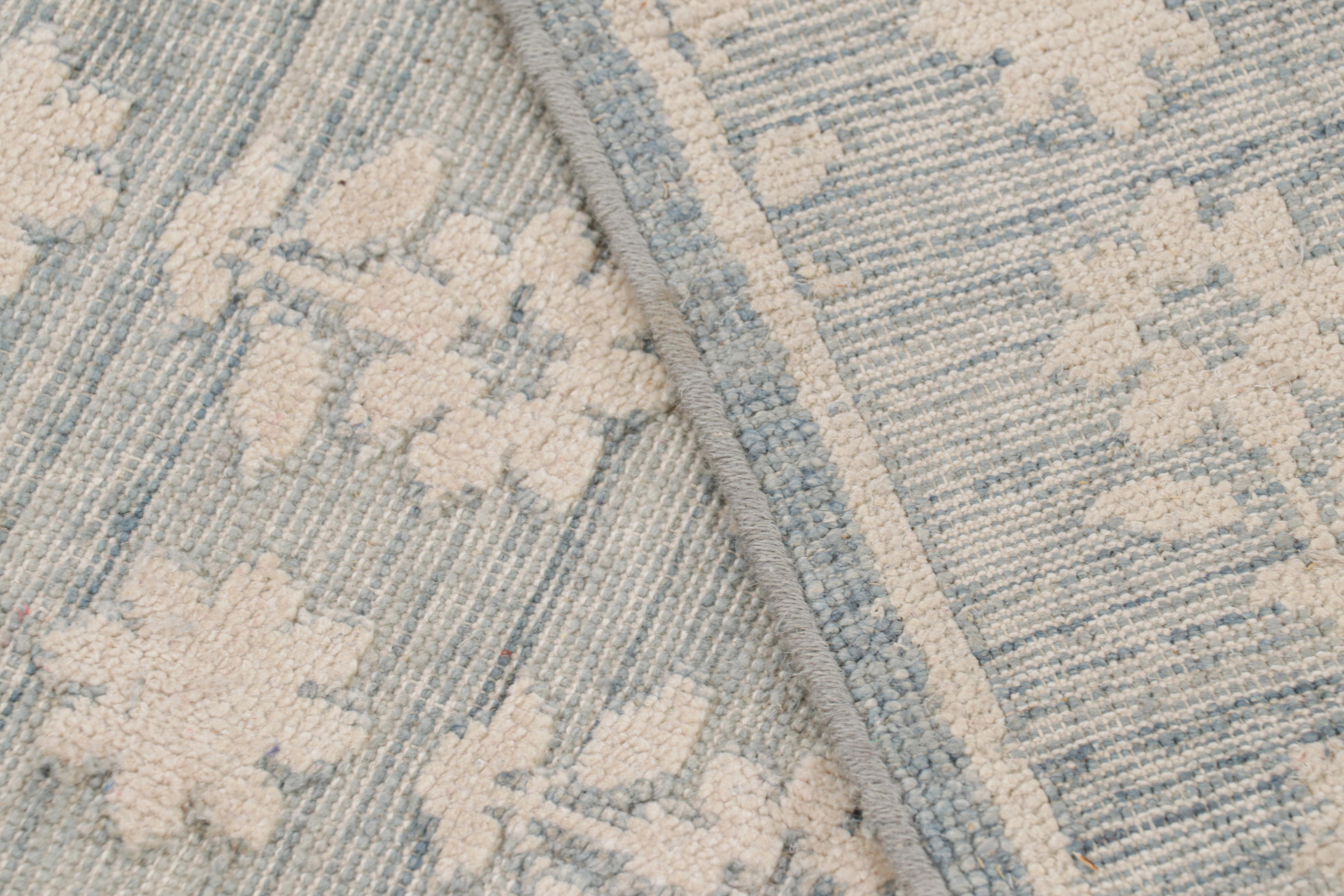 Rug & Kilim's Modern Block Print Rug in Blau mit weißen Blumenmustern (21. Jahrhundert und zeitgenössisch) im Angebot