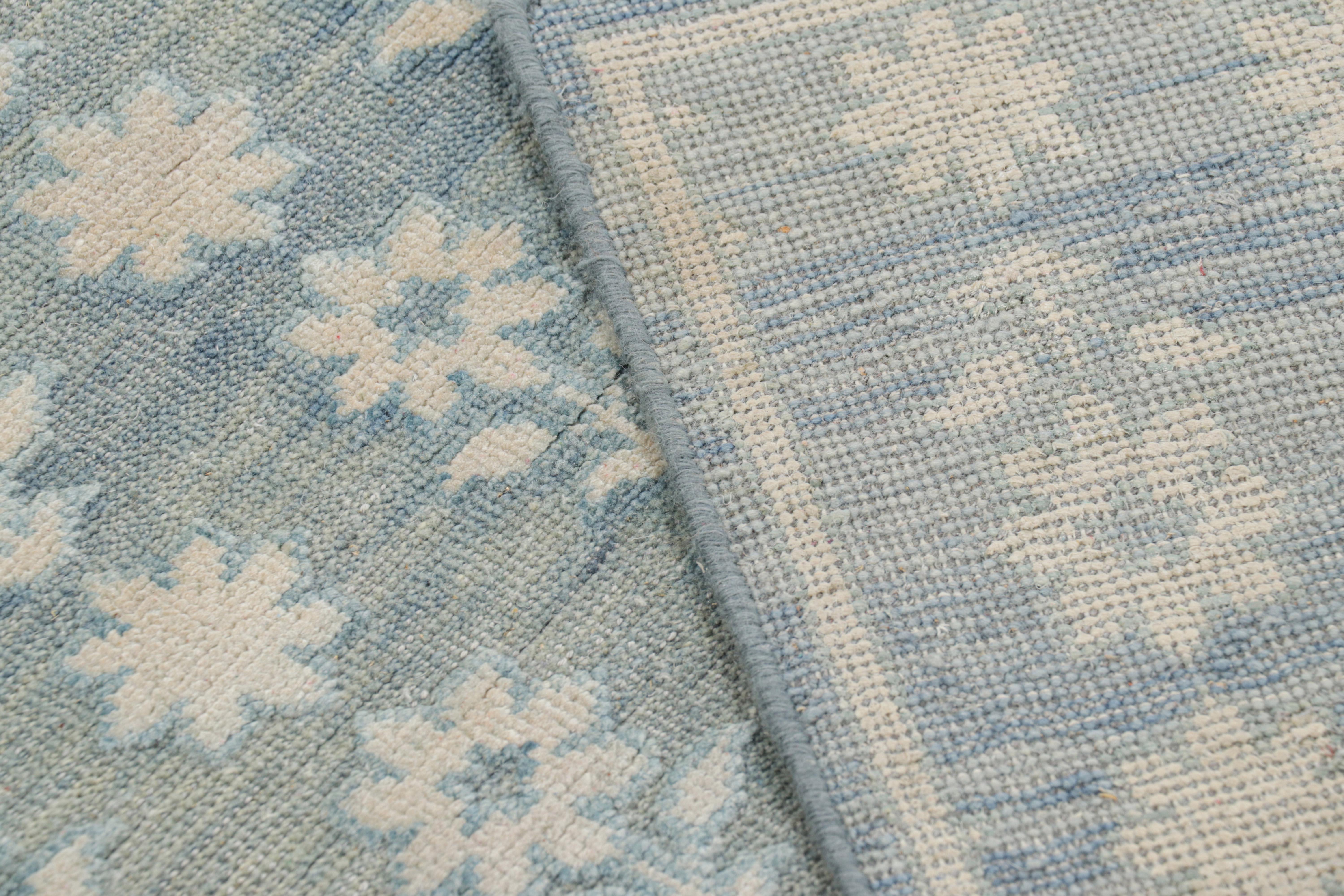 Rug & Kilim's Modern Block Print Rug in Blau mit weißen Blumenmustern (21. Jahrhundert und zeitgenössisch) im Angebot