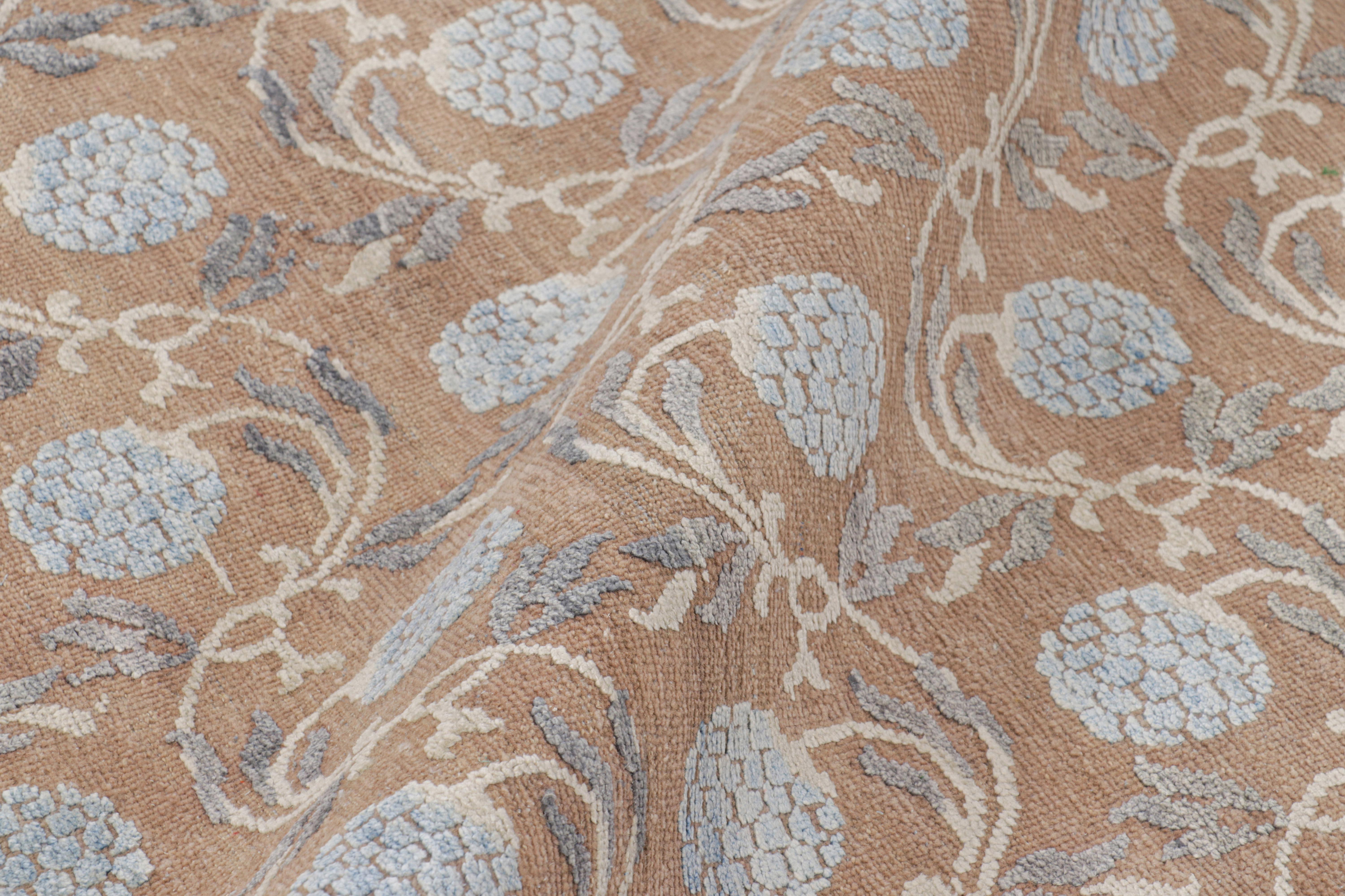 Rug & Kilim's Modern Block Print Rug in Brown mit blauen Blumenmustern (Moderne) im Angebot