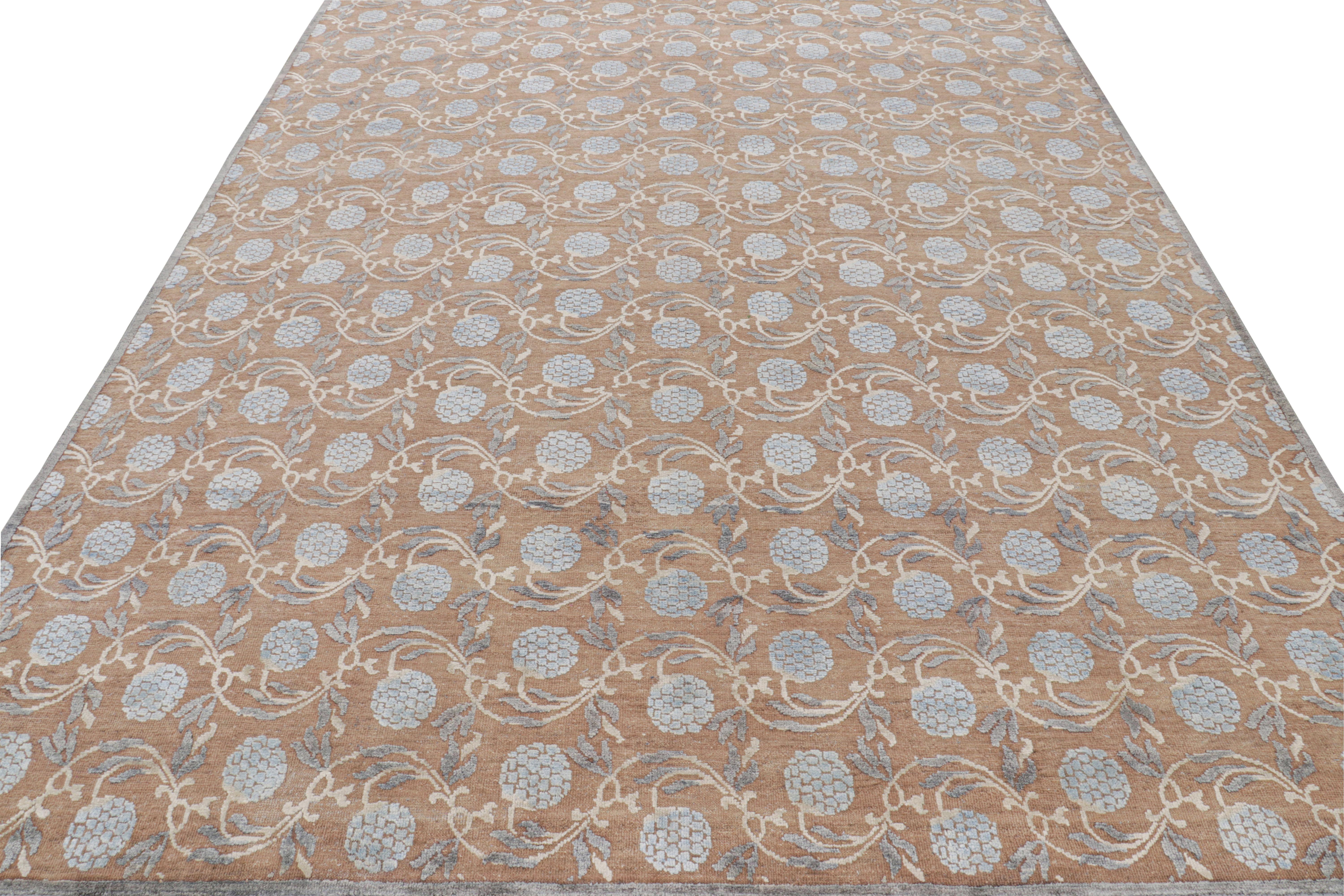 Rug & Kilim's Modern Block Print Rug in Brown mit blauen Blumenmustern (Indisch) im Angebot