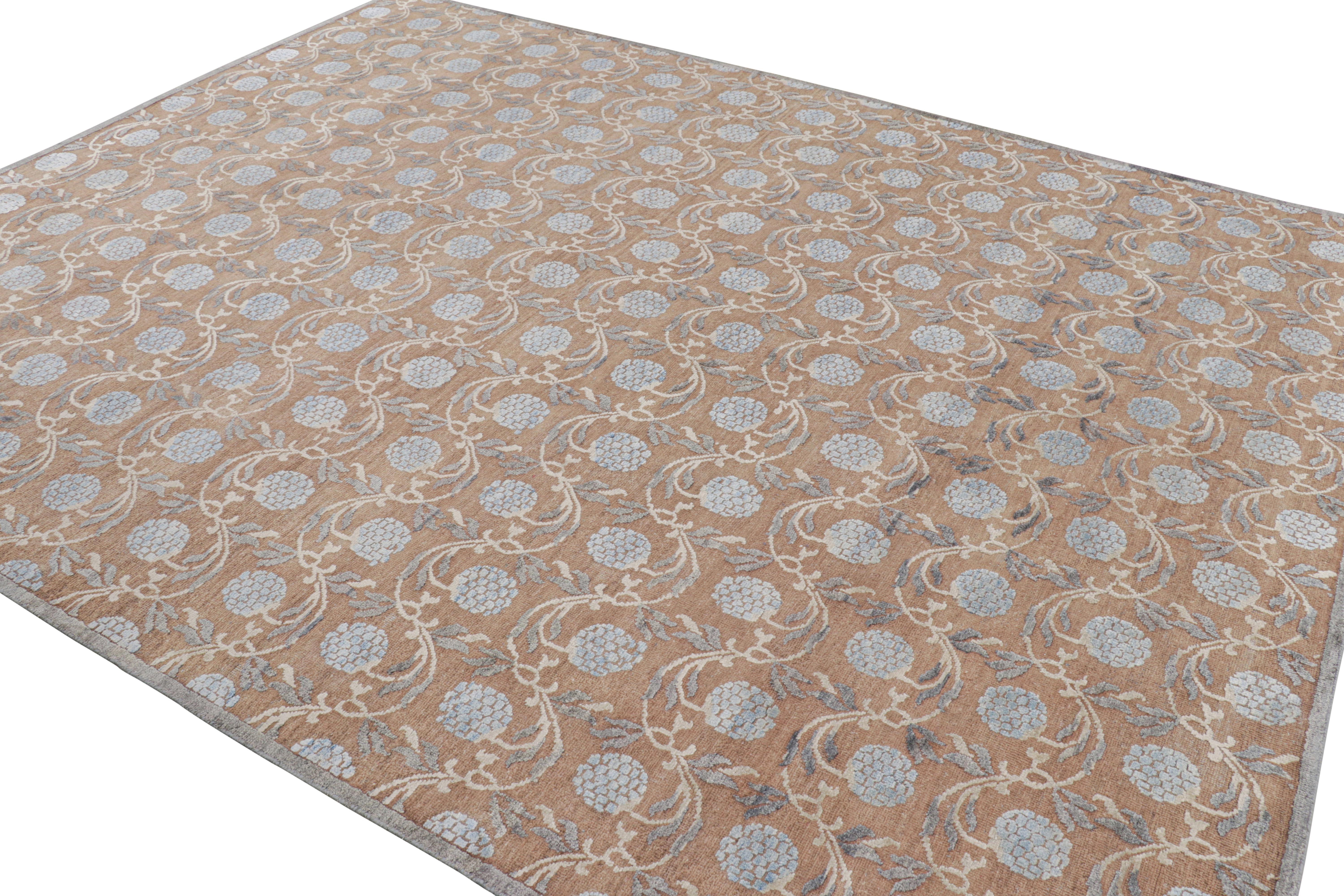 Rug & Kilim's Modern Block Print Rug in Brown mit blauen Blumenmustern (Handgeknüpft) im Angebot