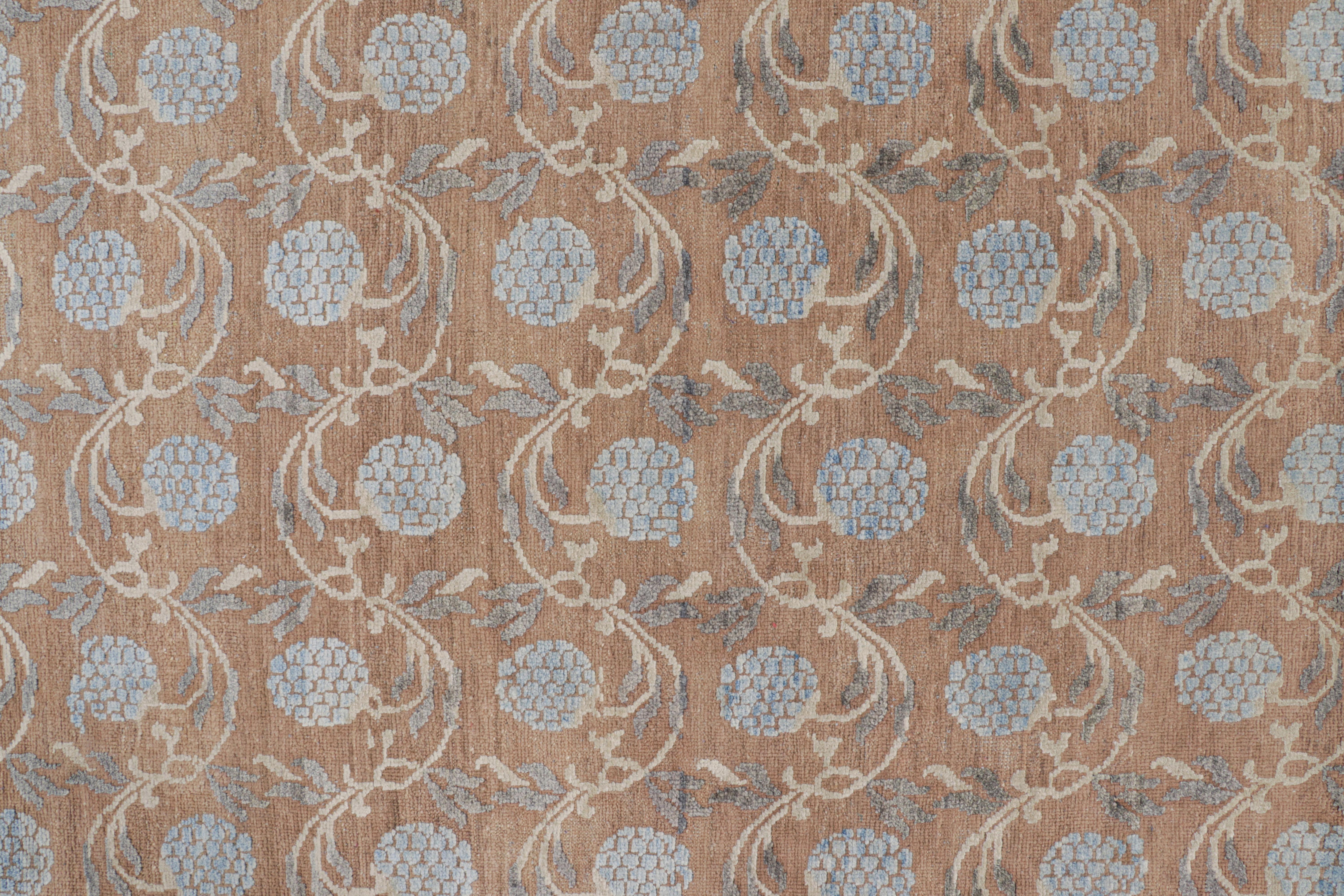 Rug & Kilim's Modern Block Print Rug in Brown mit blauen Blumenmustern im Zustand „Neu“ im Angebot in Long Island City, NY