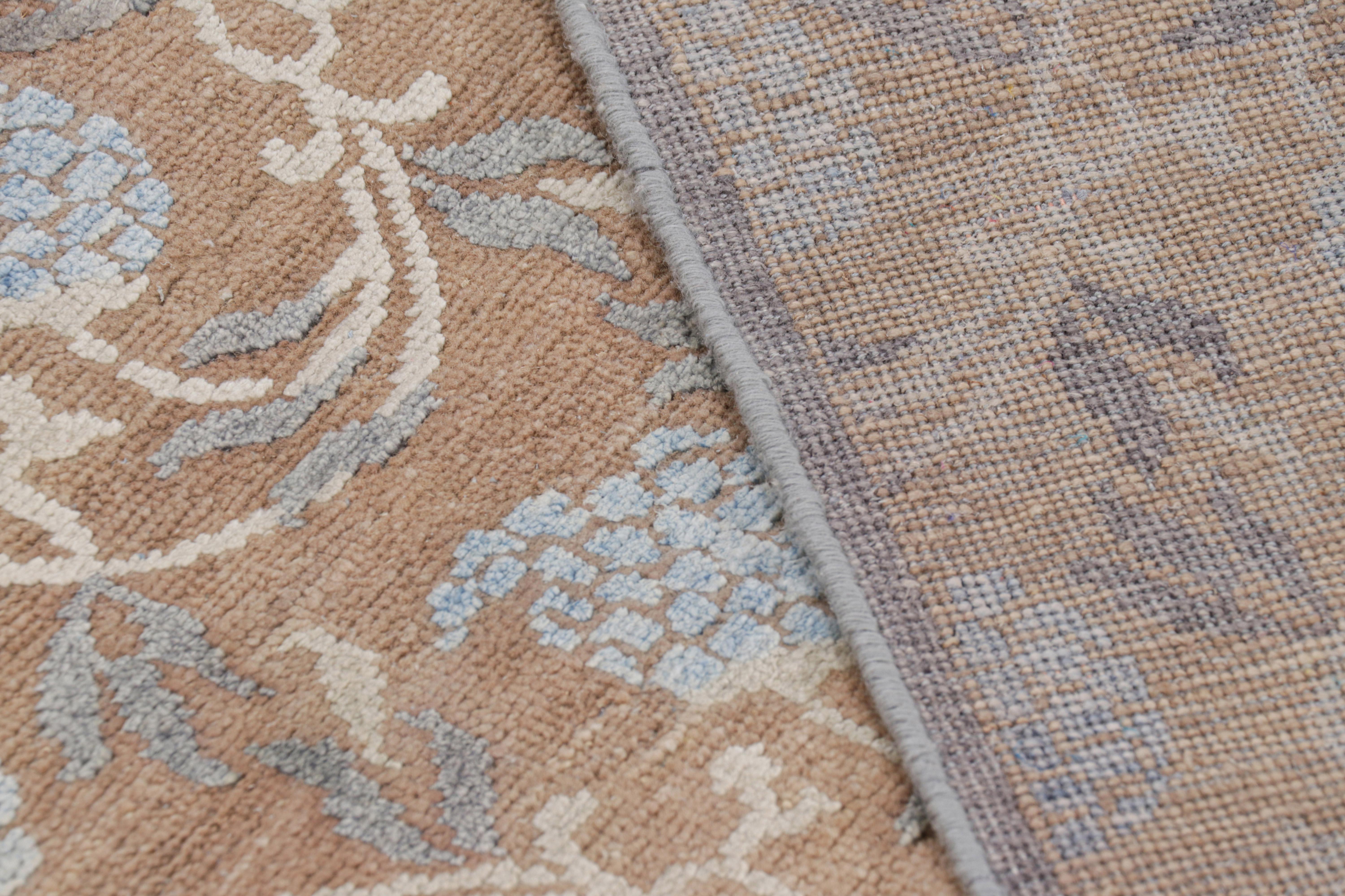 Rug & Kilim's Modern Block Print Rug in Brown mit blauen Blumenmustern (21. Jahrhundert und zeitgenössisch) im Angebot