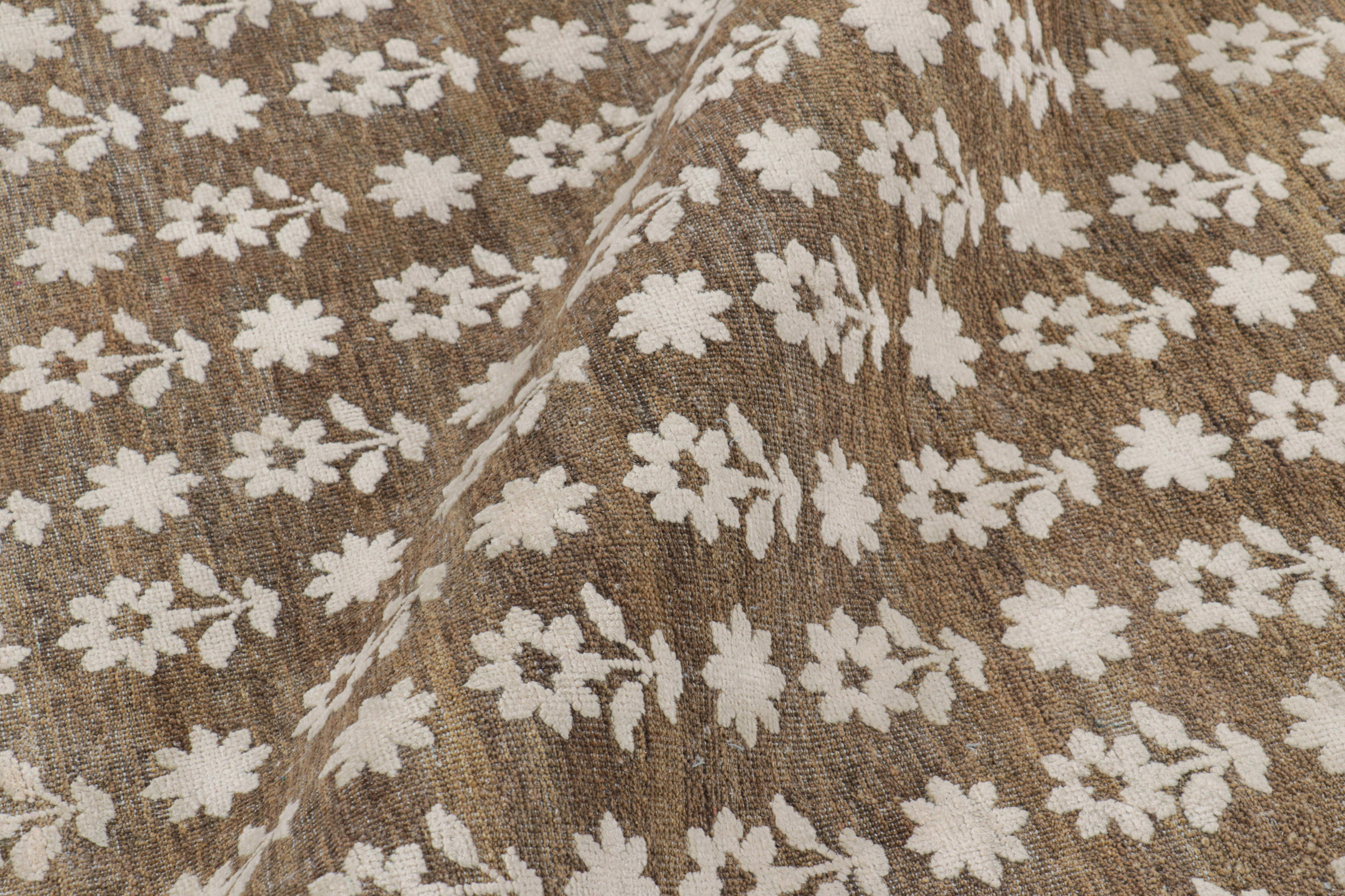 Rug & Kilim's Modern Block Print Rug in Brown mit weißen Blumenmustern (Moderne) im Angebot