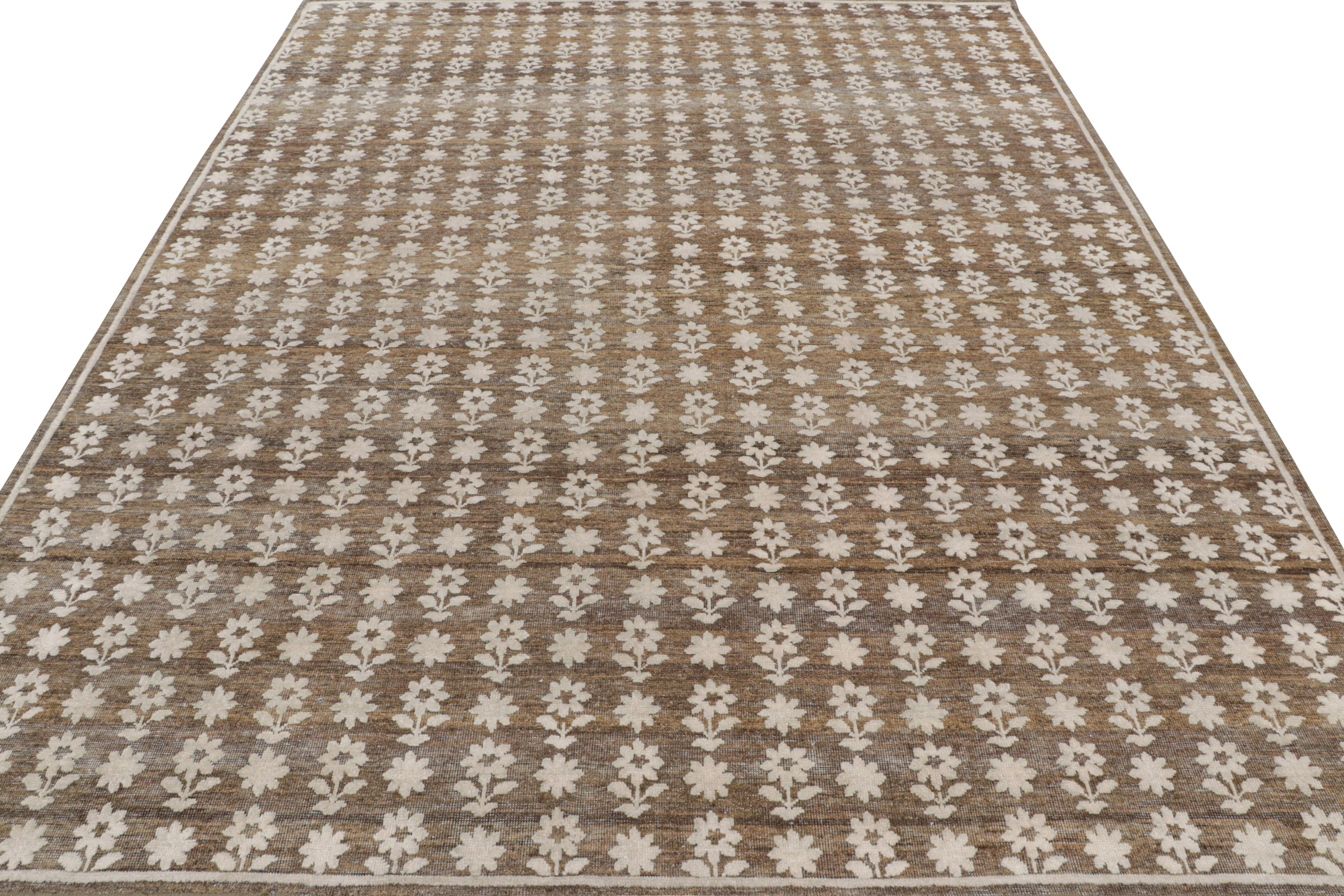 Rug & Kilim's Modern Block Print Rug in Brown mit weißen Blumenmustern (Indisch) im Angebot