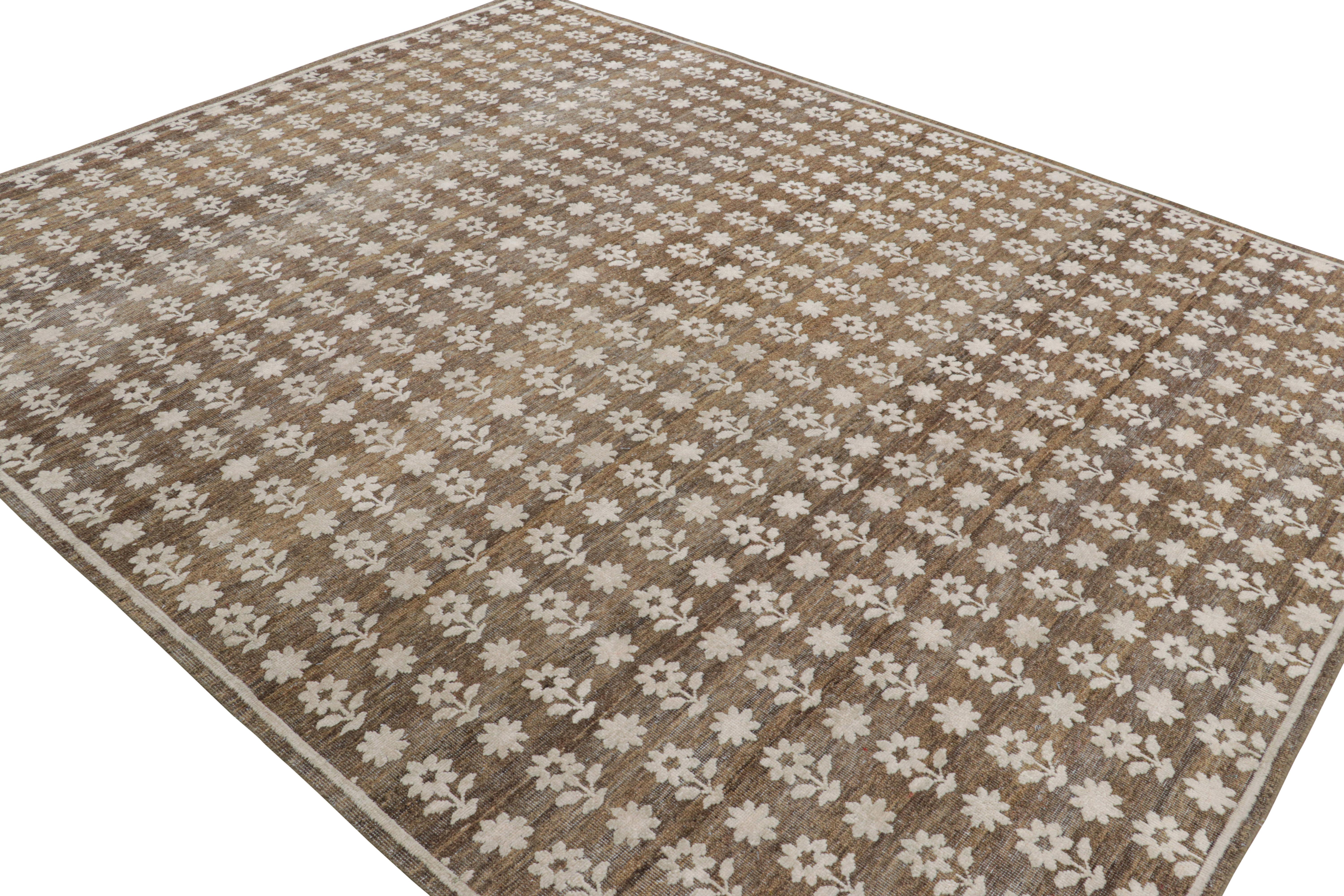 Rug & Kilim's Modern Block Print Rug in Brown mit weißen Blumenmustern (Handgeknüpft) im Angebot