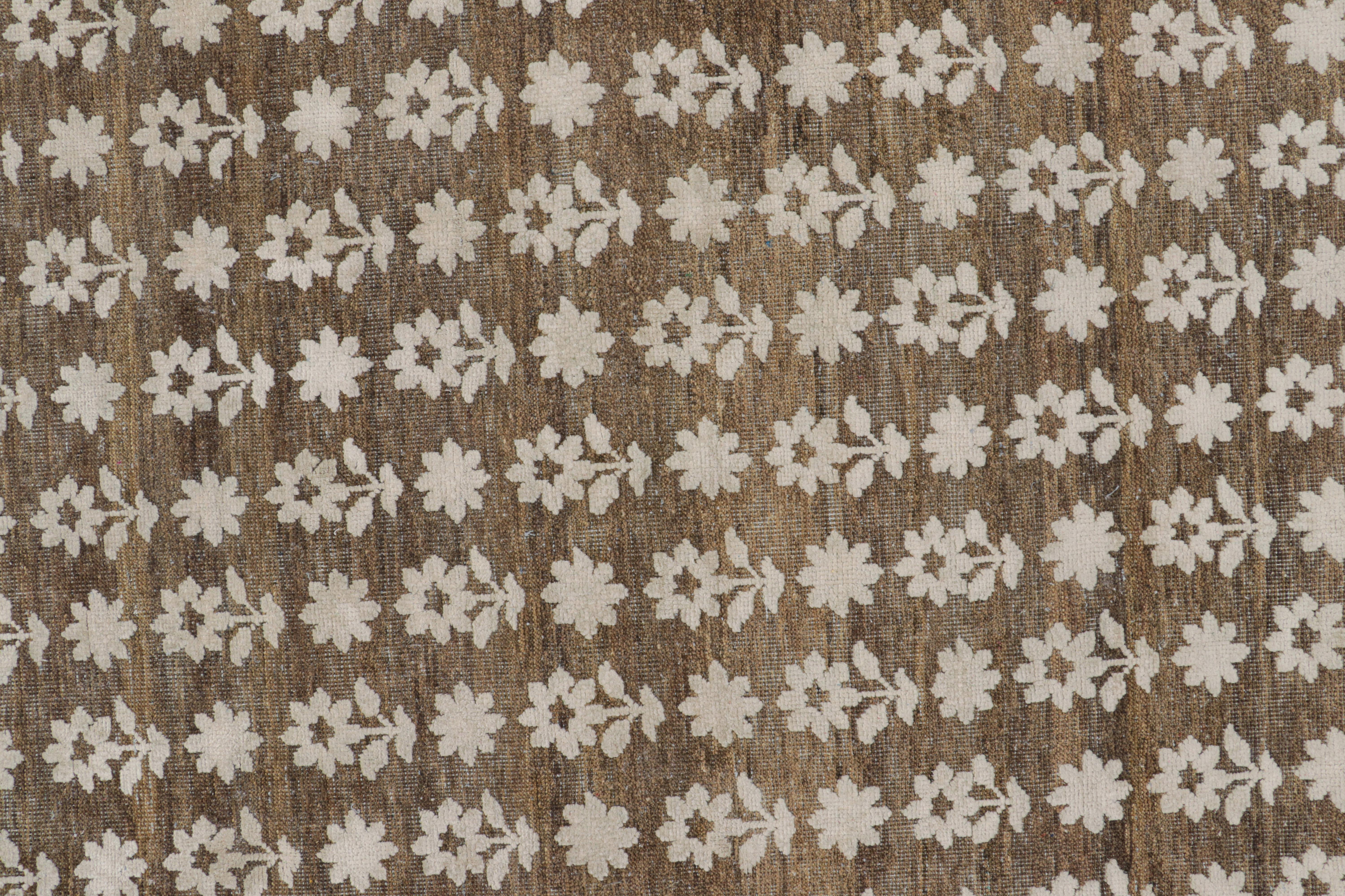 Rug & Kilim's Modern Block Print Rug in Brown mit weißen Blumenmustern im Zustand „Neu“ im Angebot in Long Island City, NY