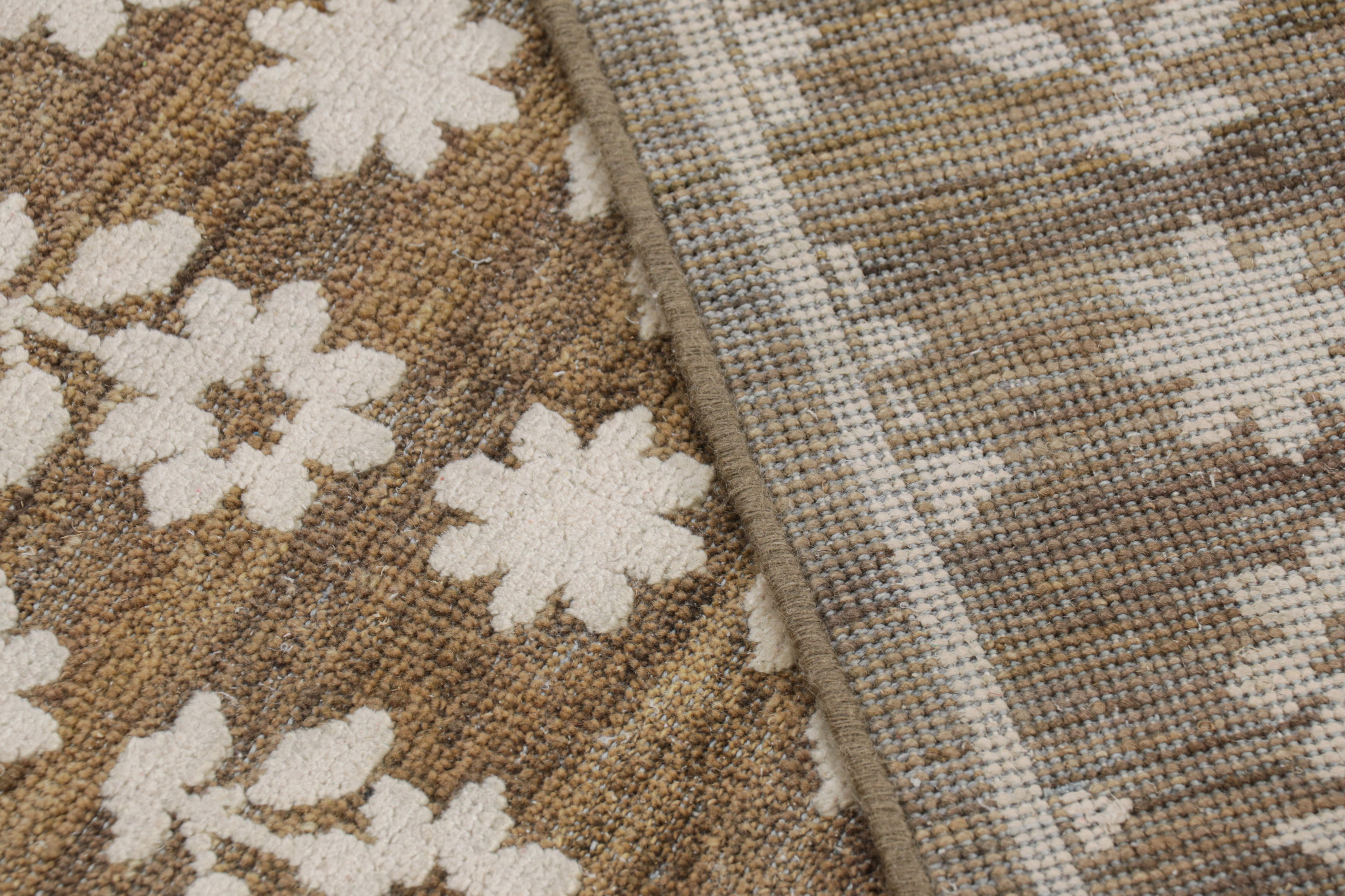 Rug & Kilim's Modern Block Print Rug in Brown mit weißen Blumenmustern (21. Jahrhundert und zeitgenössisch) im Angebot