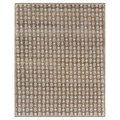 Rug & Kilim's Modern Block Print Rug in Brown with White Floral Patterns (tapis moderne à motifs floraux)