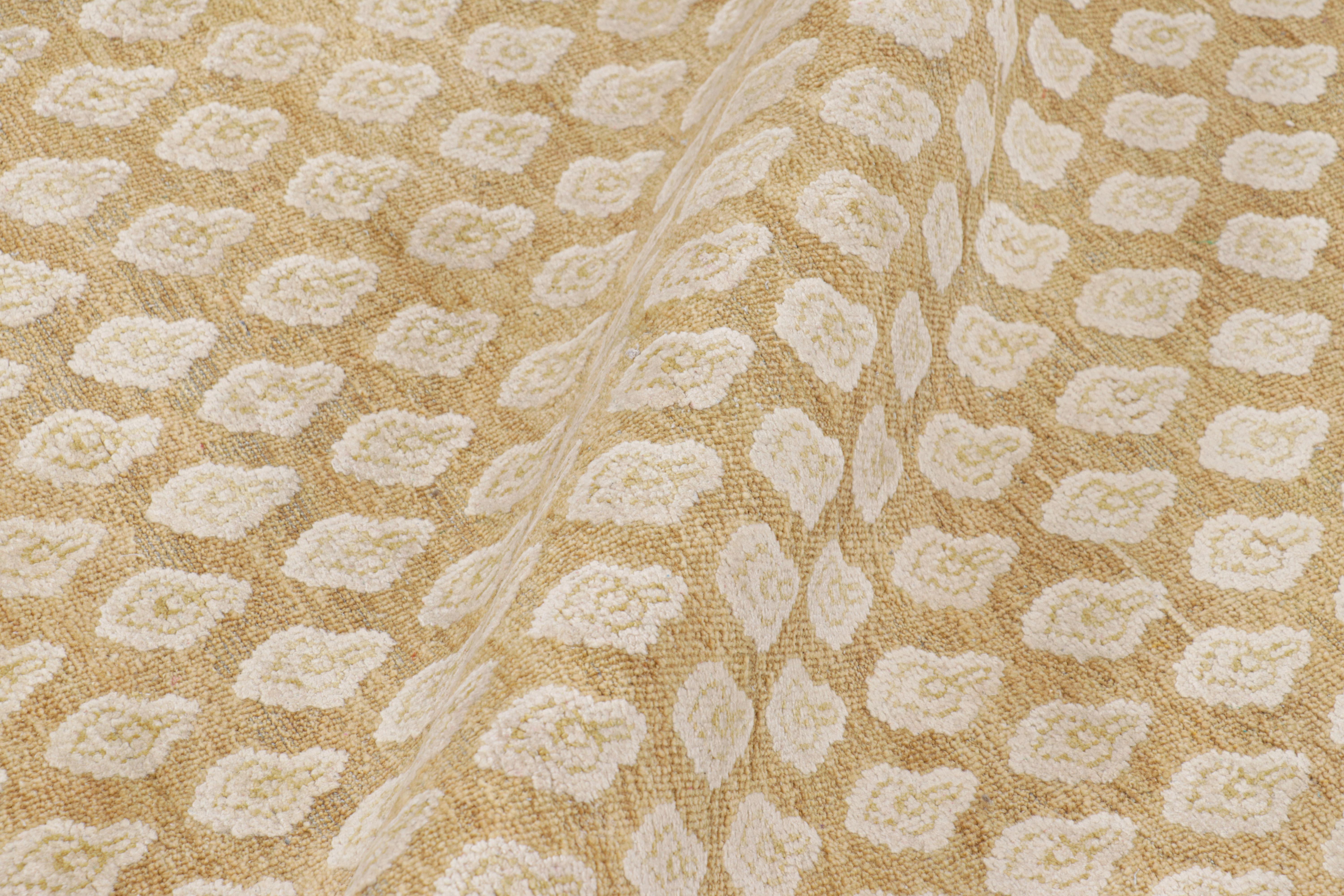 Moderne Rug & Kilim's Modern Block Print Rug in Gold with Cream Floral Pattern (Tapis moderne imprimé en bloc en or avec motif floral en crème) en vente