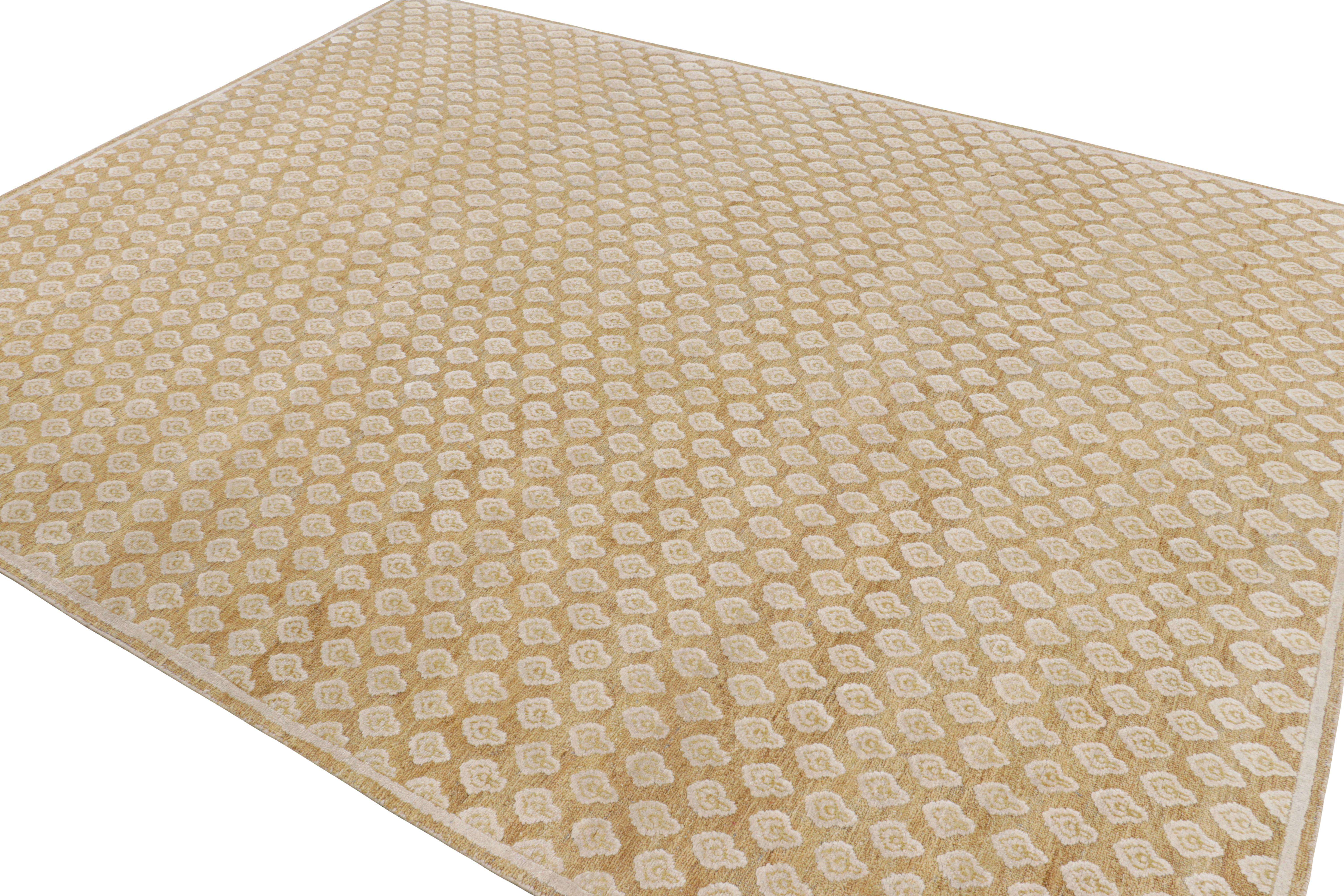 Noué à la main Rug & Kilim's Modern Block Print Rug in Gold with Cream Floral Pattern (Tapis moderne imprimé en bloc en or avec motif floral en crème) en vente