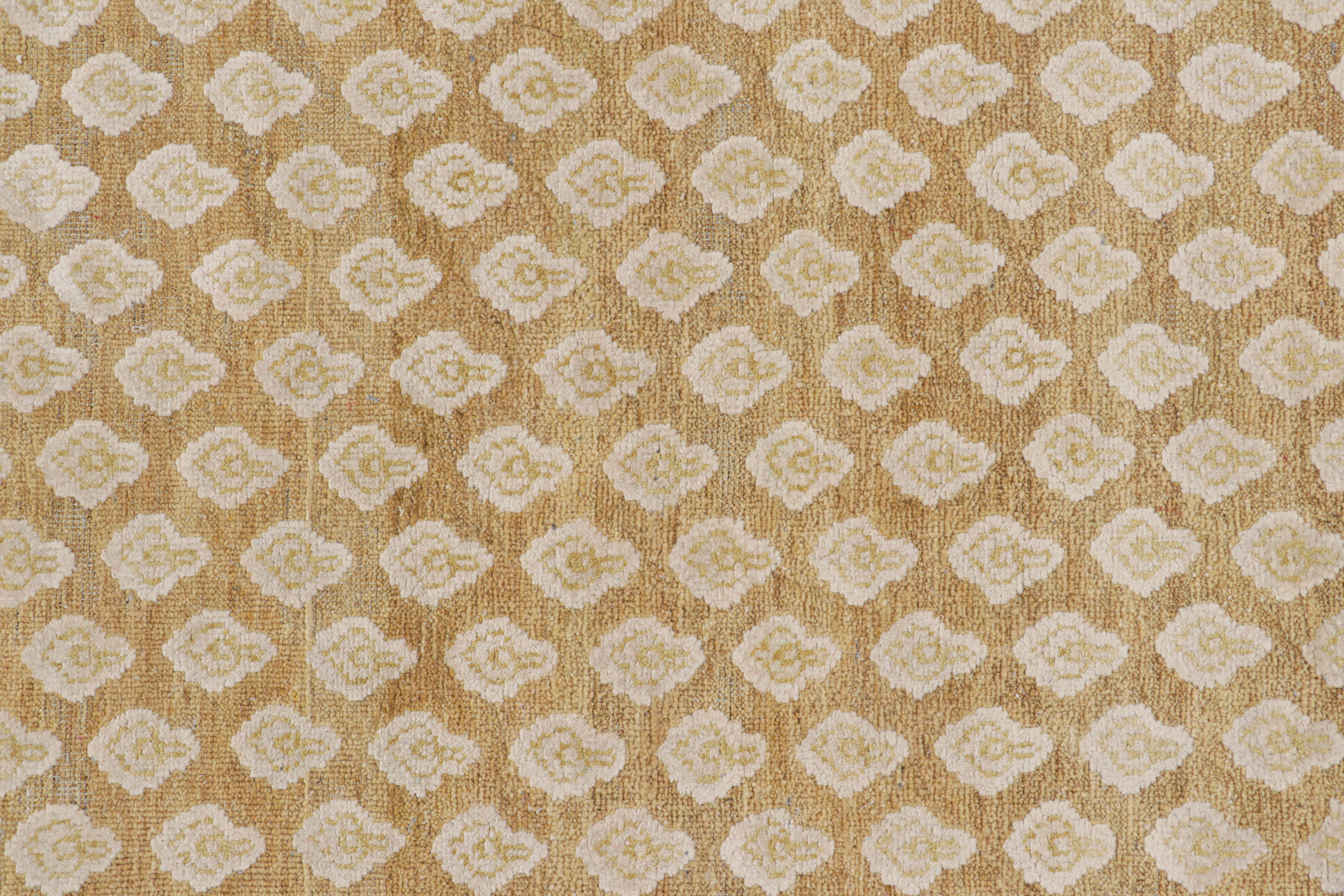Rug & Kilim's Modern Block Print Rug in Gold with Cream Floral Pattern (Tapis moderne imprimé en bloc en or avec motif floral en crème) Neuf - En vente à Long Island City, NY