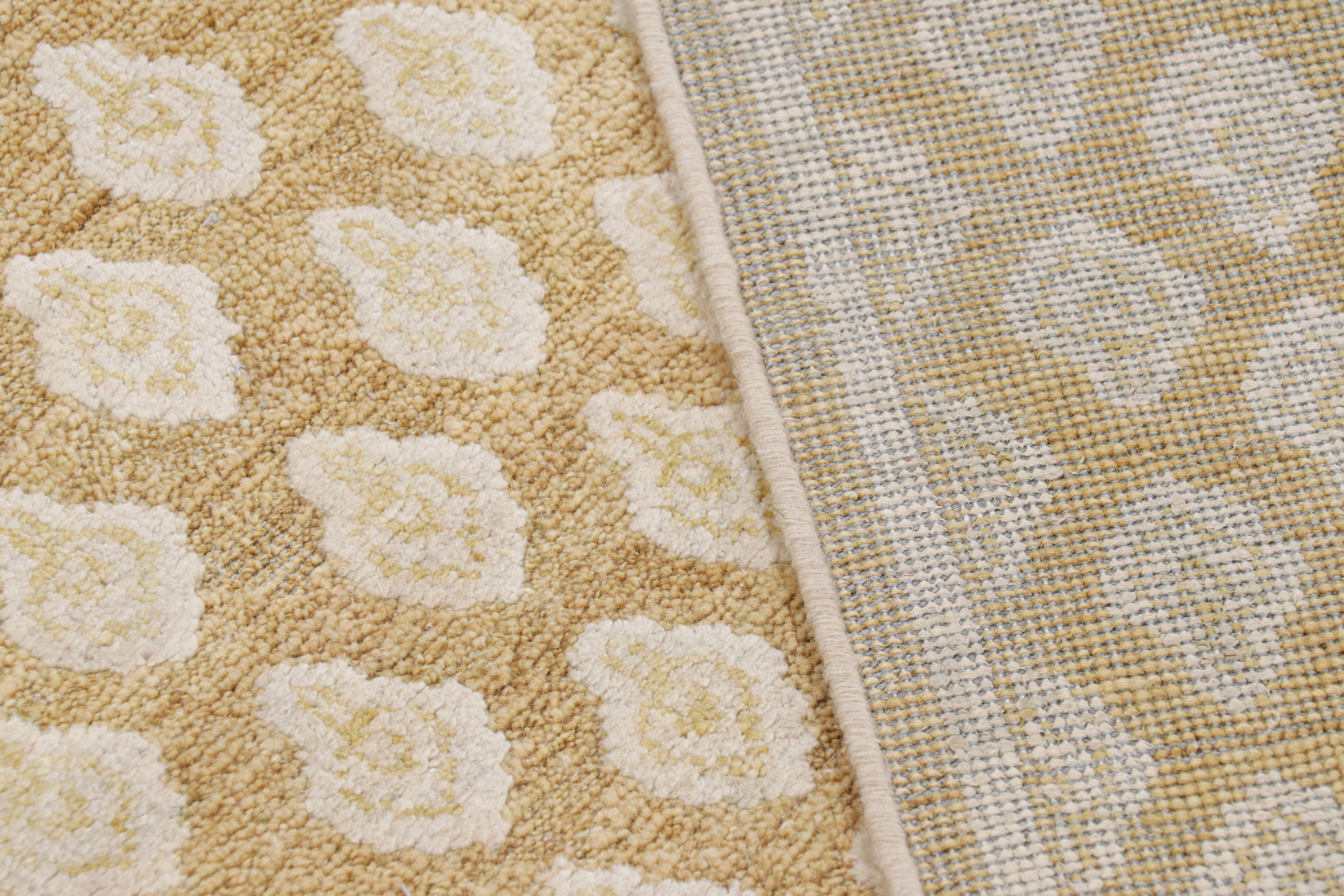 XXIe siècle et contemporain Rug & Kilim's Modern Block Print Rug in Gold with Cream Floral Pattern (Tapis moderne imprimé en bloc en or avec motif floral en crème) en vente