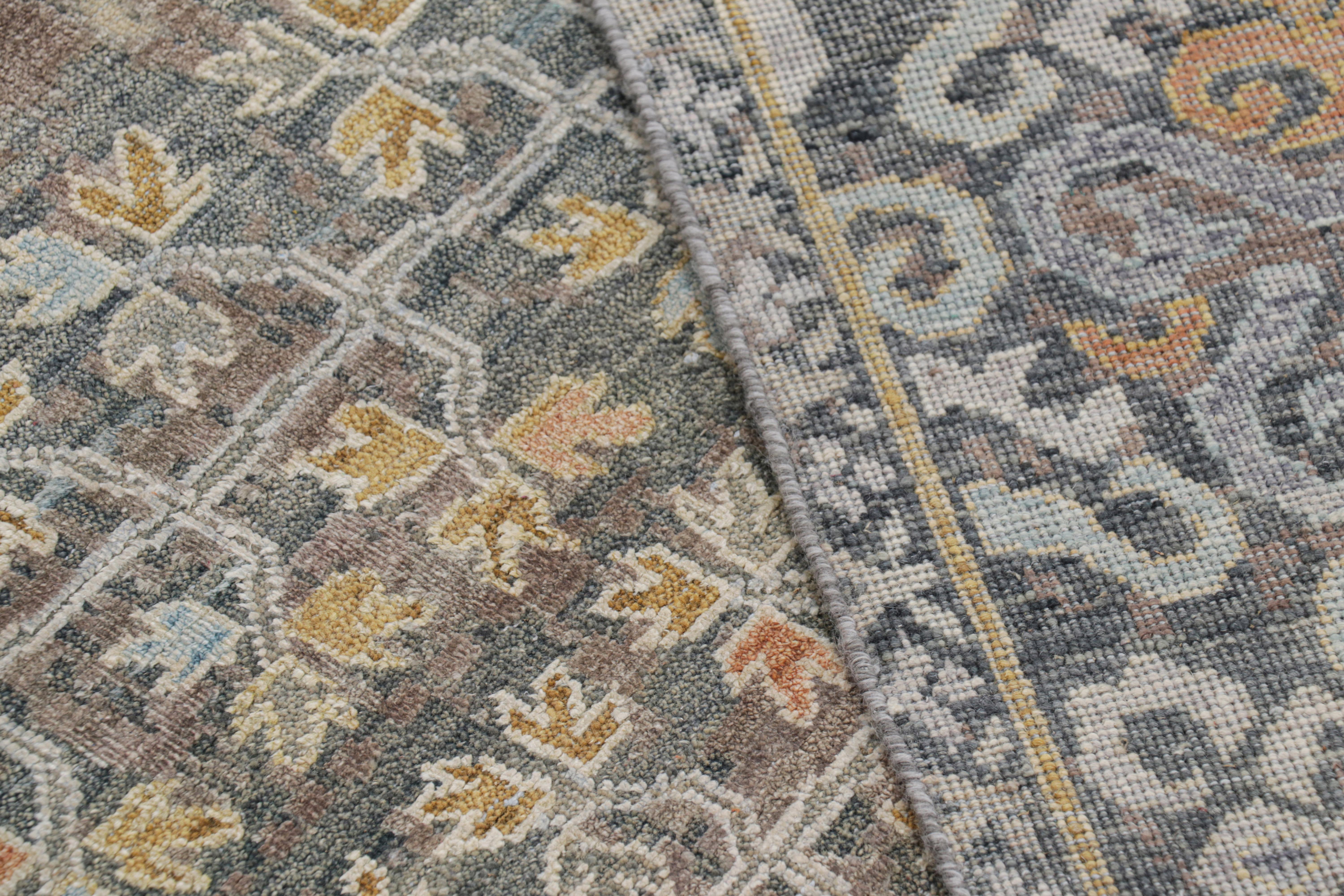 XXI secolo e contemporaneo Rug & Kilim ha realizzato un tappeto personalizzato in blu acqua con motivi geometrici e floreali in vendita