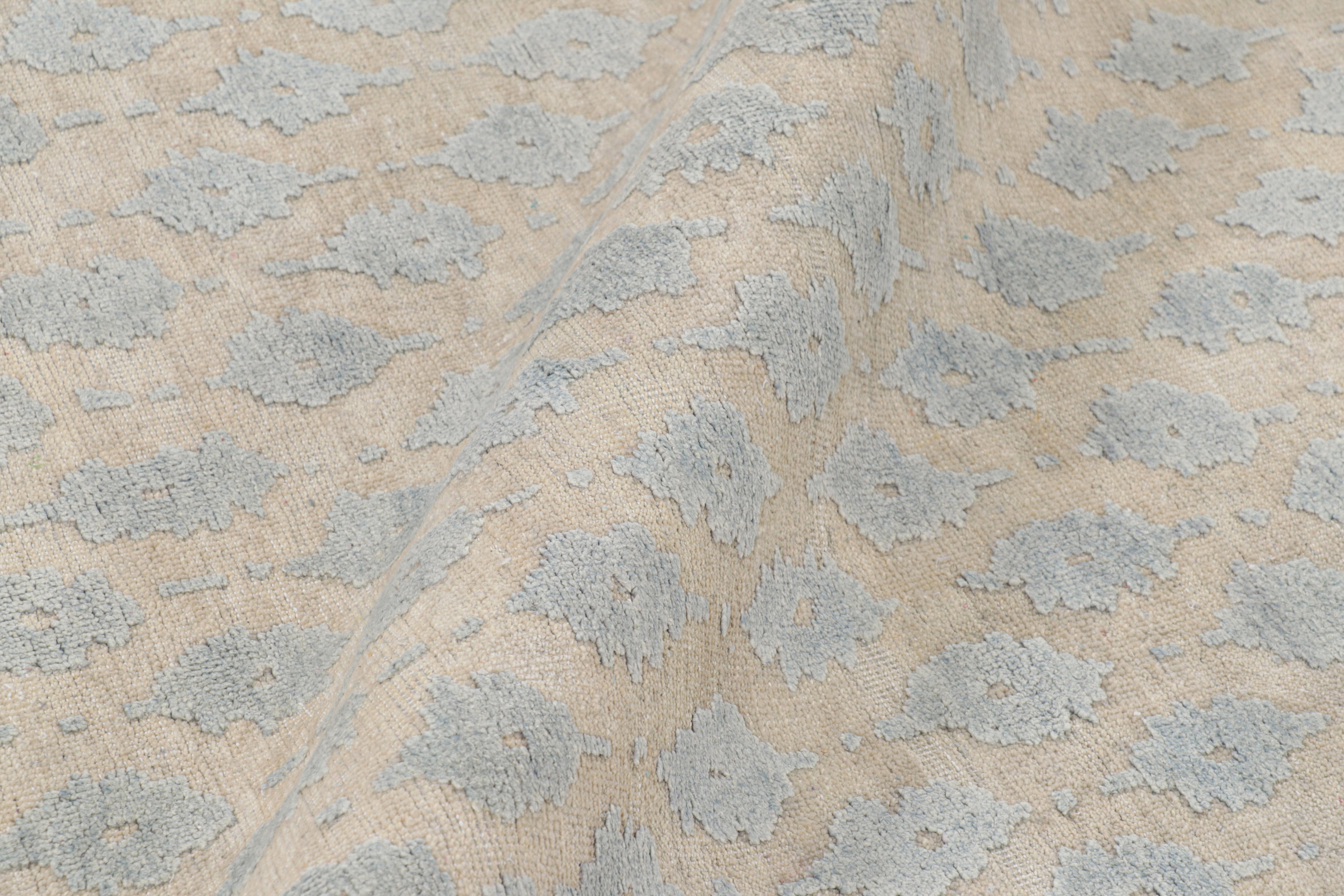 Rug & Kilim's Modern Block Print Rug in Weiß mit blauen Blumenmustern (Moderne) im Angebot