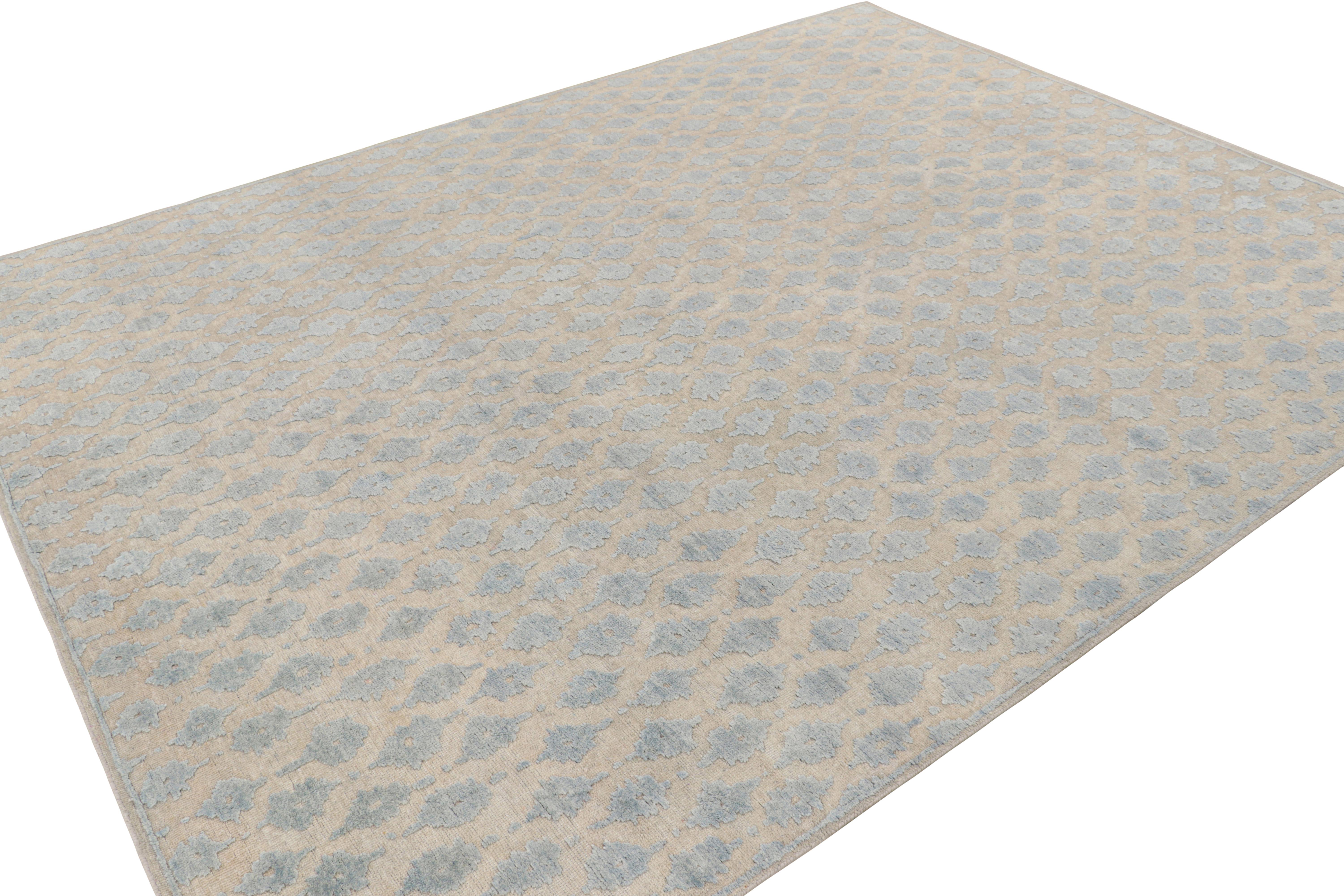 Rug & Kilim's Modern Block Print Rug in Weiß mit blauen Blumenmustern (Indisch) im Angebot