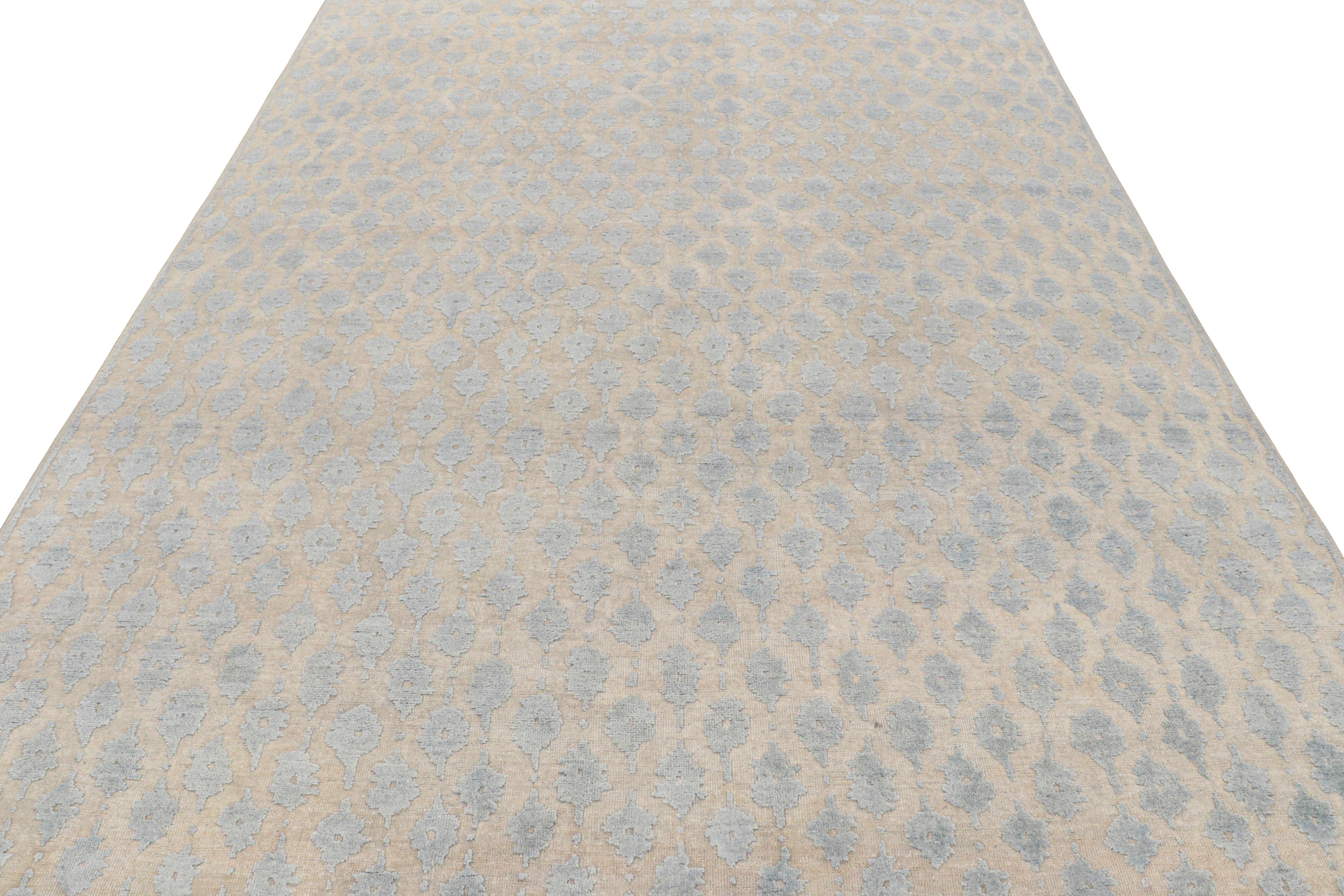 Rug & Kilim's Modern Block Print Rug in Weiß mit blauen Blumenmustern (Handgeknüpft) im Angebot