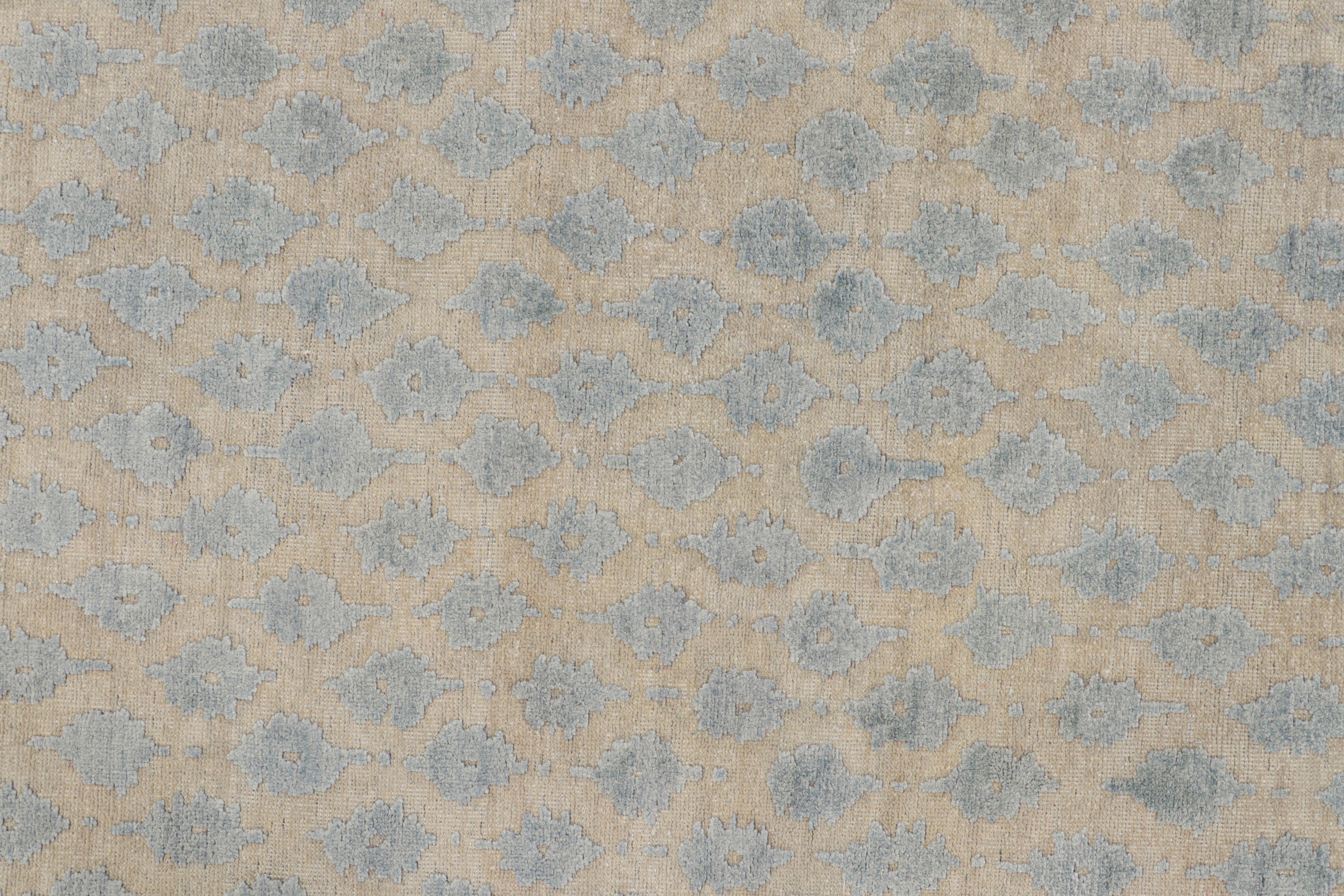 Rug & Kilim's Modern Block Print Rug in Weiß mit blauen Blumenmustern im Zustand „Neu“ im Angebot in Long Island City, NY