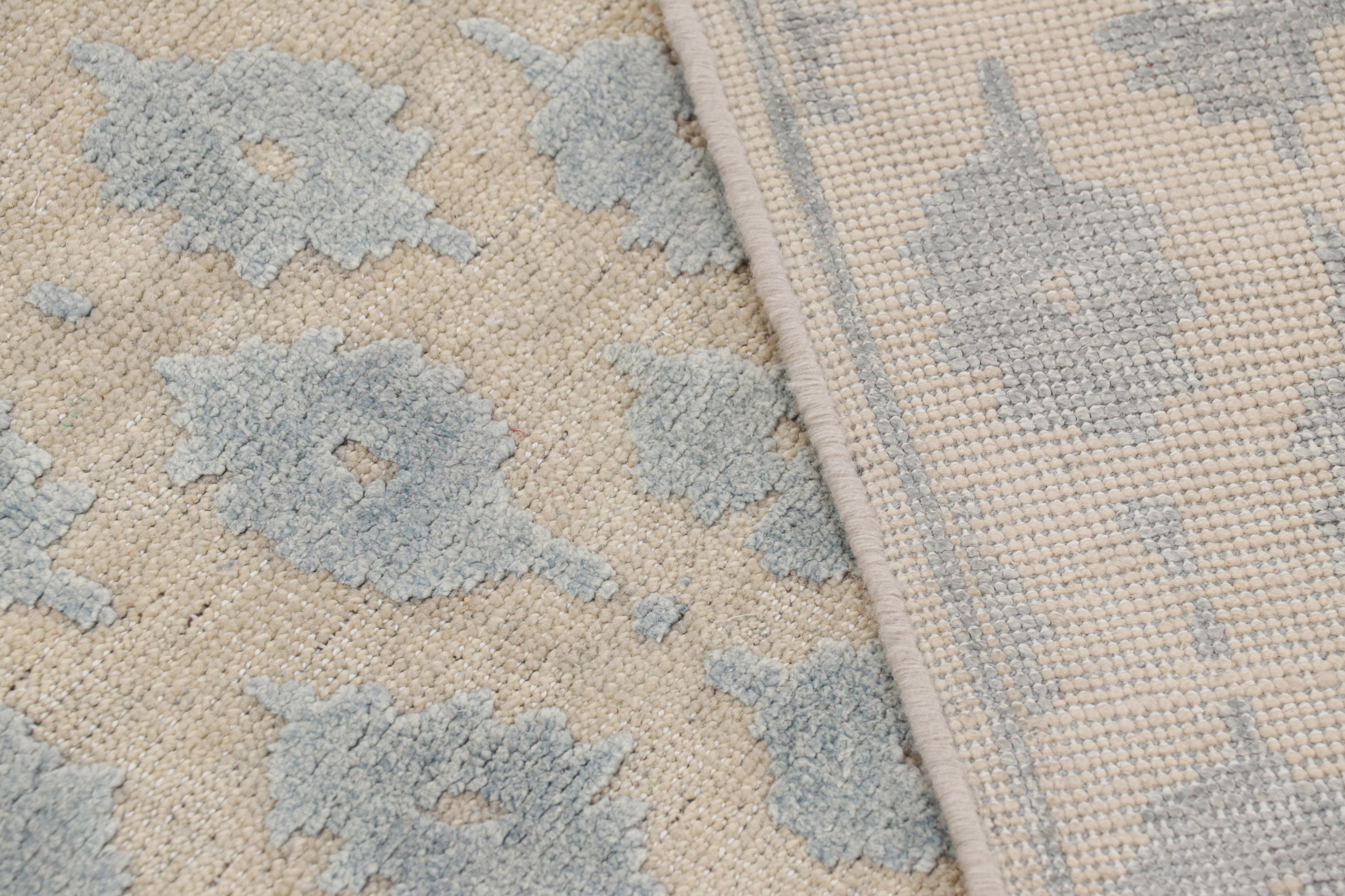 Rug & Kilim's Modern Block Print Rug in Weiß mit blauen Blumenmustern (21. Jahrhundert und zeitgenössisch) im Angebot