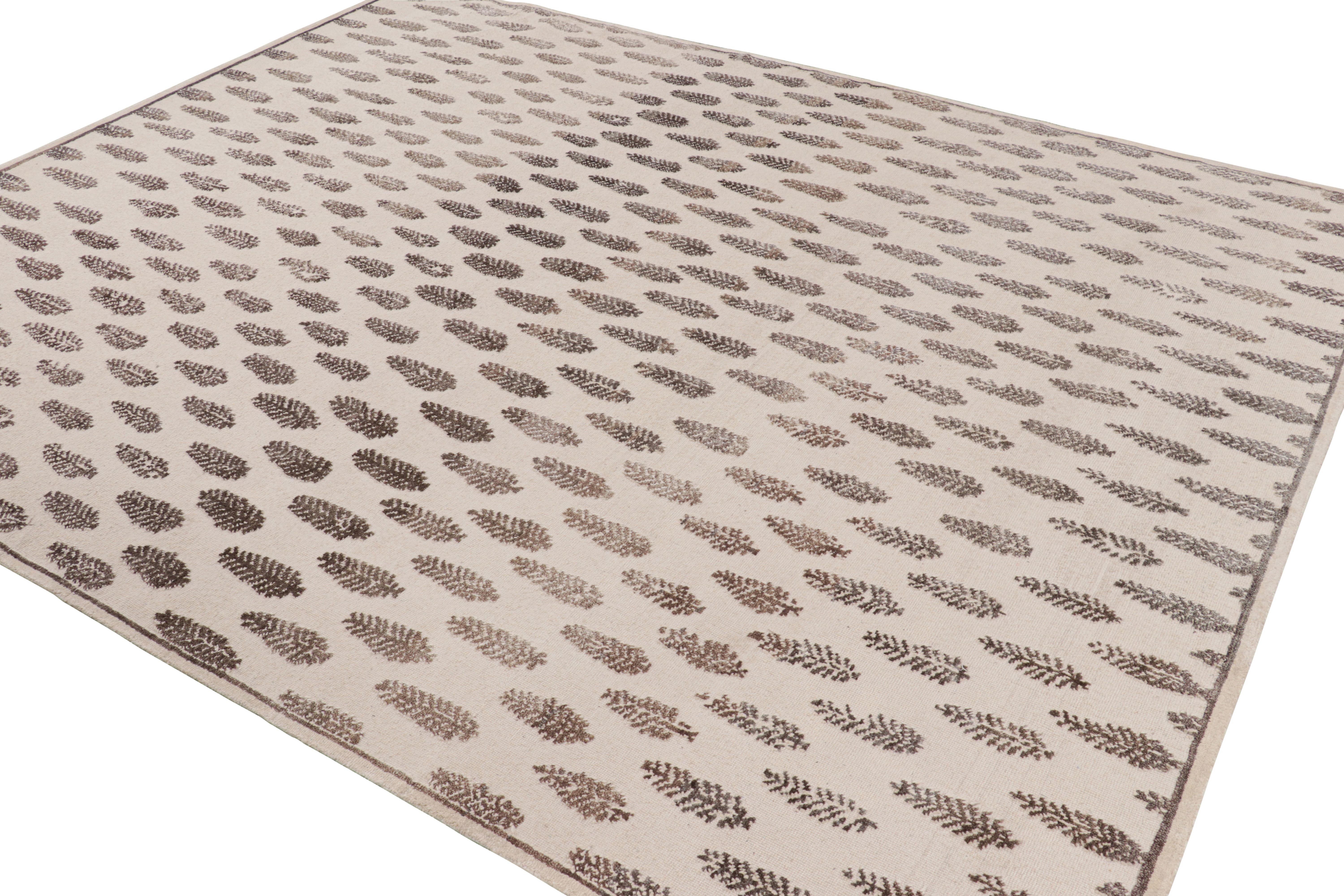 Moderne Rug & Kilim's Modern Block Print Rug in White with Mauve Floral Patterns (tapis moderne imprimé en bloc en blanc avec des motifs floraux mauves) en vente