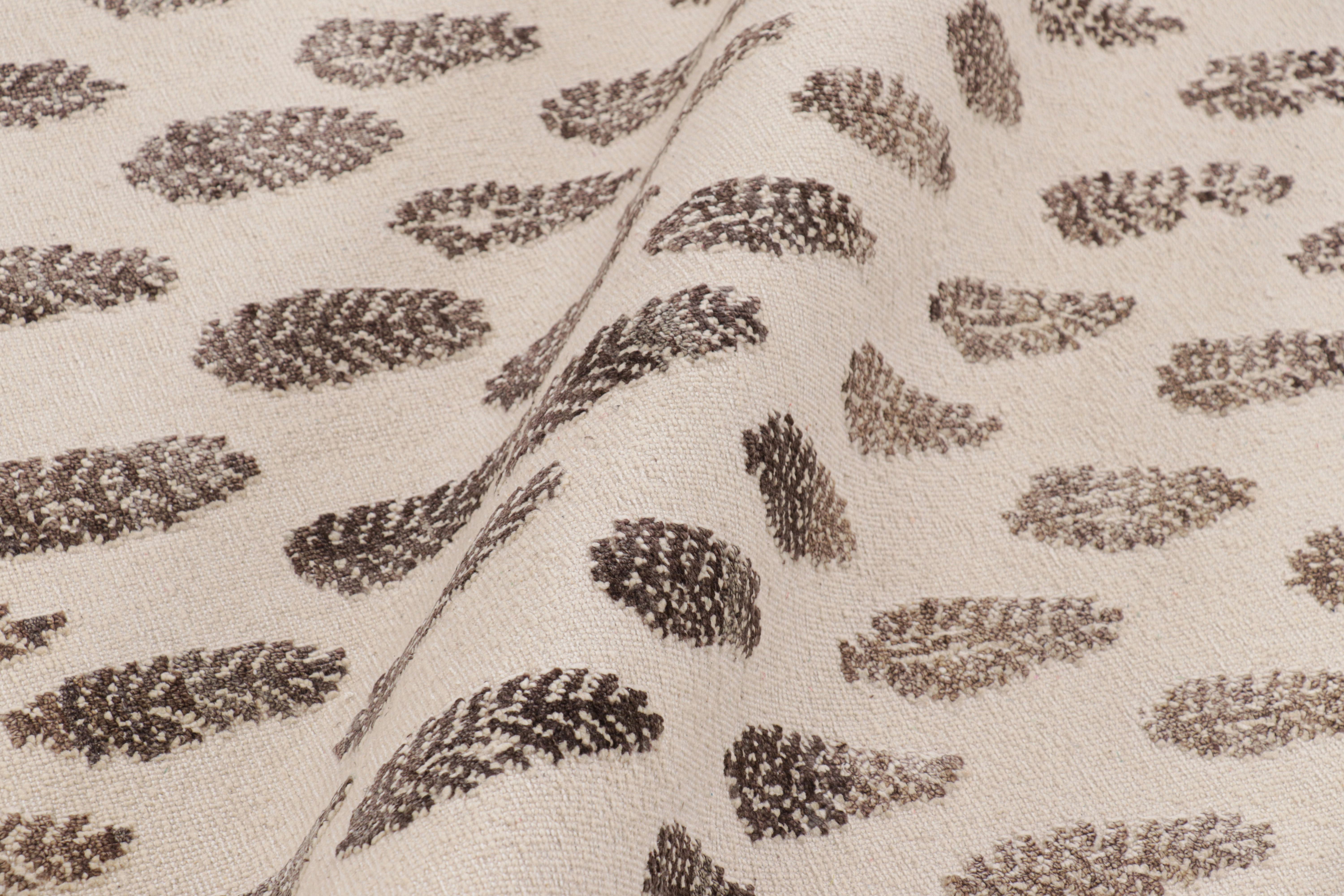 Indien Rug & Kilim's Modern Block Print Rug in White with Mauve Floral Patterns (tapis moderne imprimé en bloc en blanc avec des motifs floraux mauves) en vente