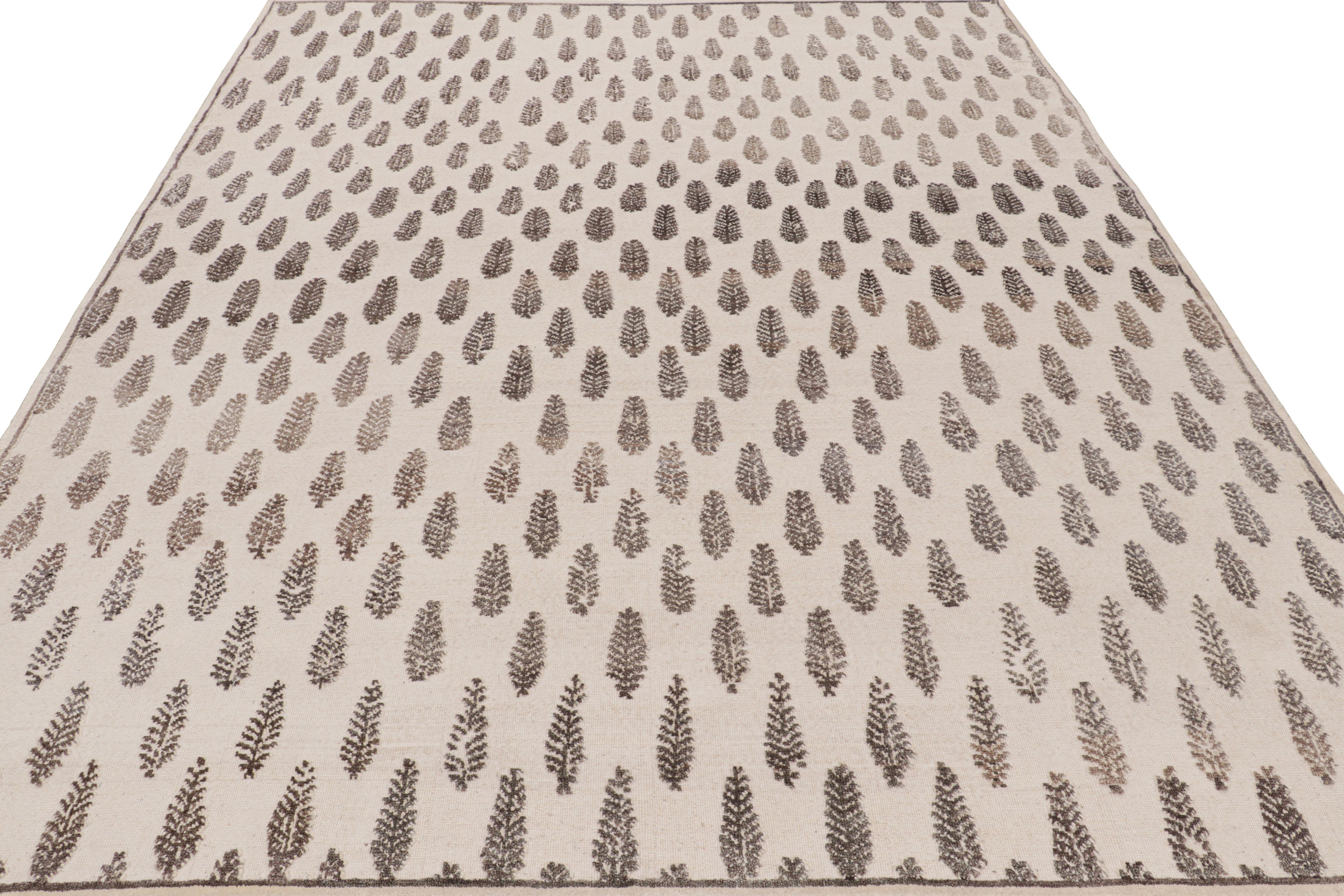 Noué à la main Rug & Kilim's Modern Block Print Rug in White with Mauve Floral Patterns (tapis moderne imprimé en bloc en blanc avec des motifs floraux mauves) en vente