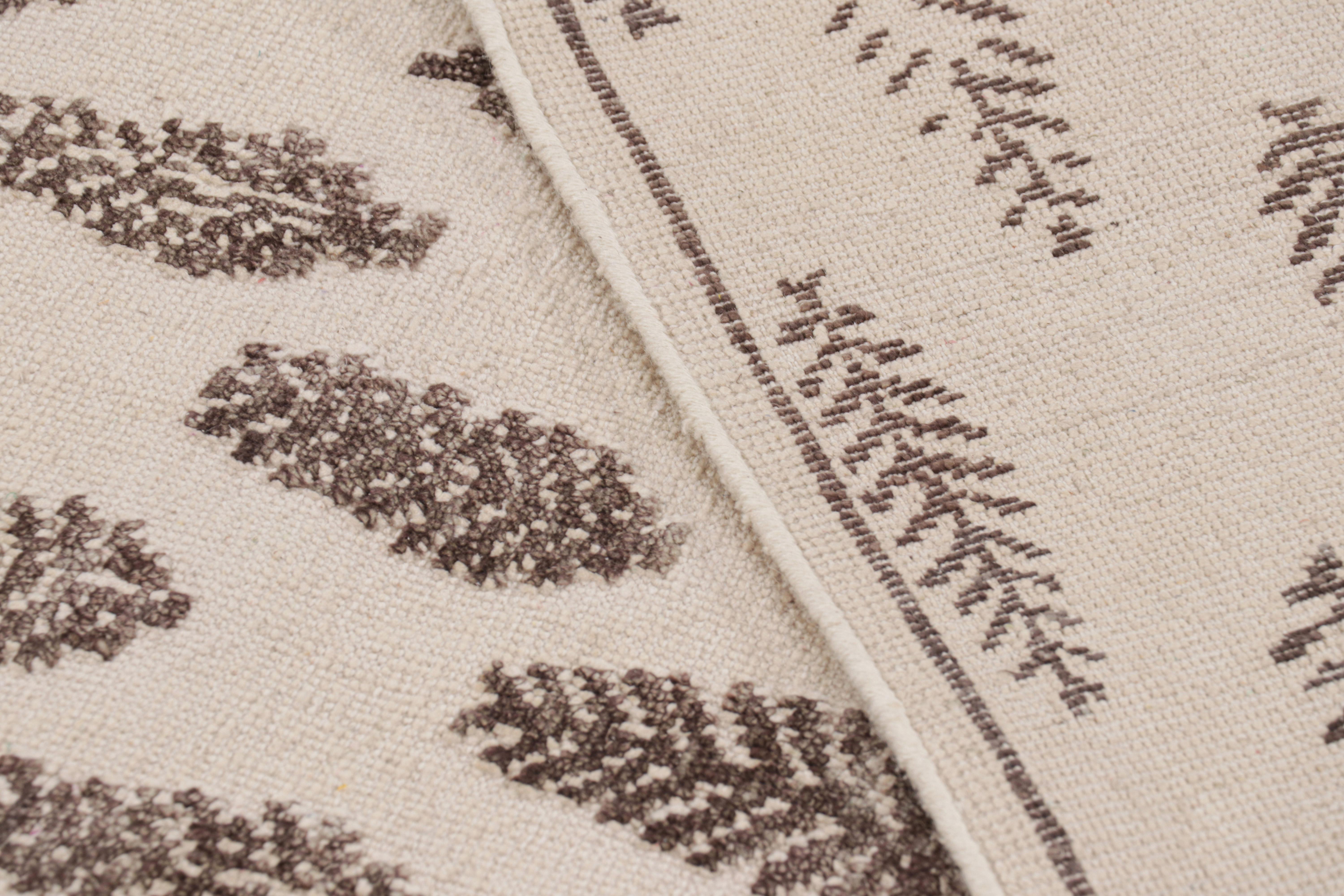 XXIe siècle et contemporain Rug & Kilim's Modern Block Print Rug in White with Mauve Floral Patterns (tapis moderne imprimé en bloc en blanc avec des motifs floraux mauves) en vente