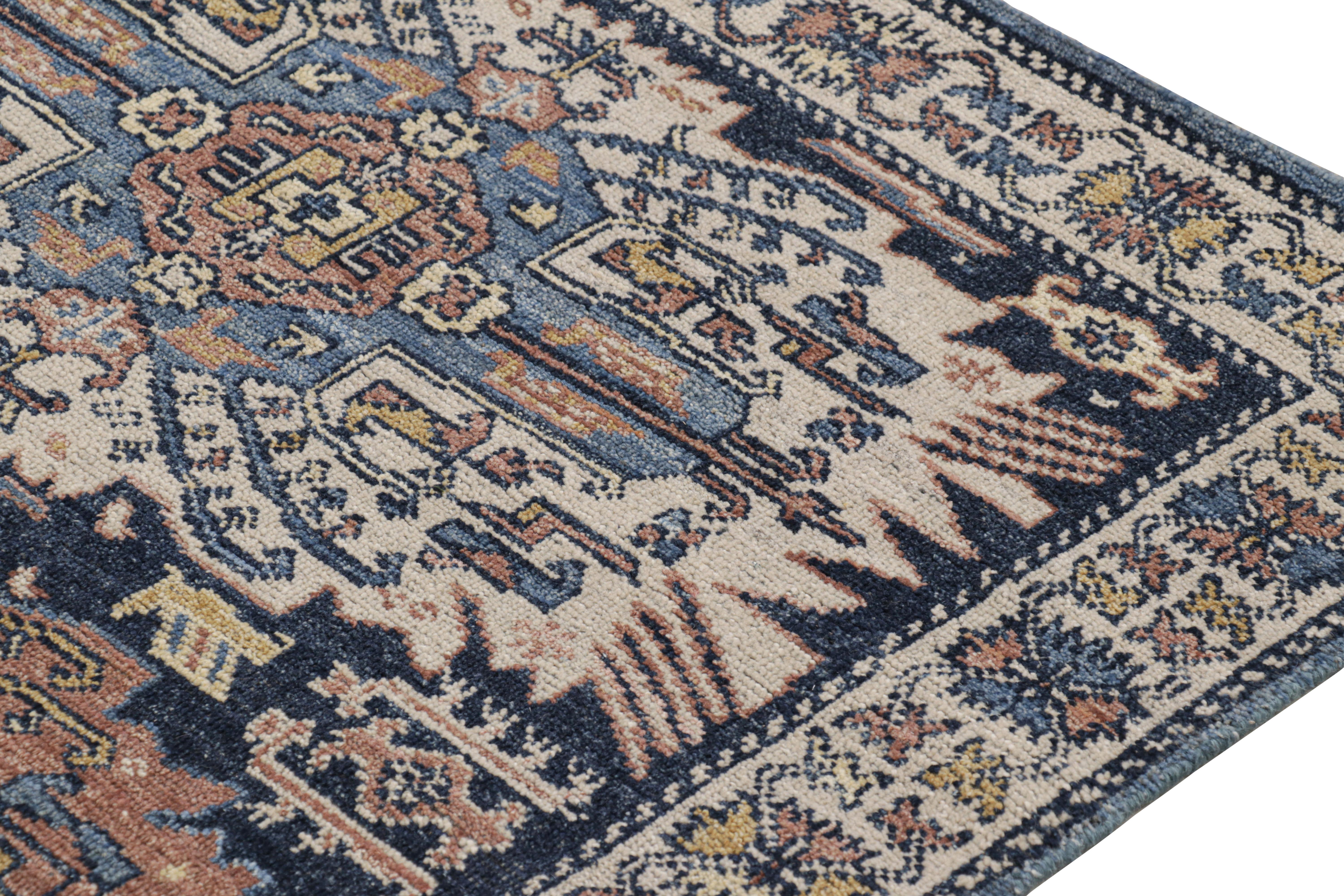 Indiano Rug & Kilim è un tappeto caucasico moderno di colore blu con motivi geometrici e medaglioni. in vendita