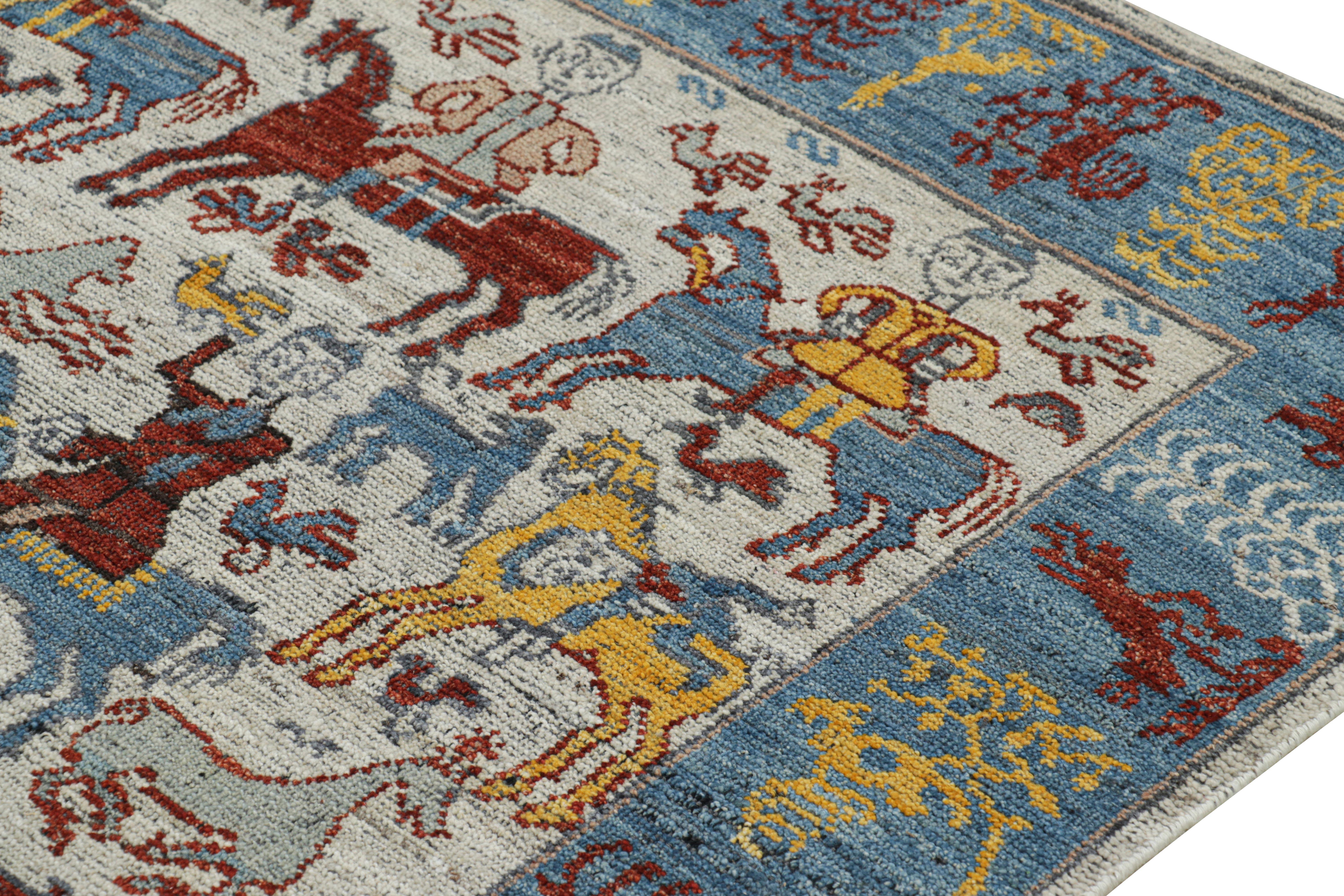 Tribale Rug & Kilim è un tappeto caucasico moderno con immagini colorate di cavalli e cavalieri in vendita