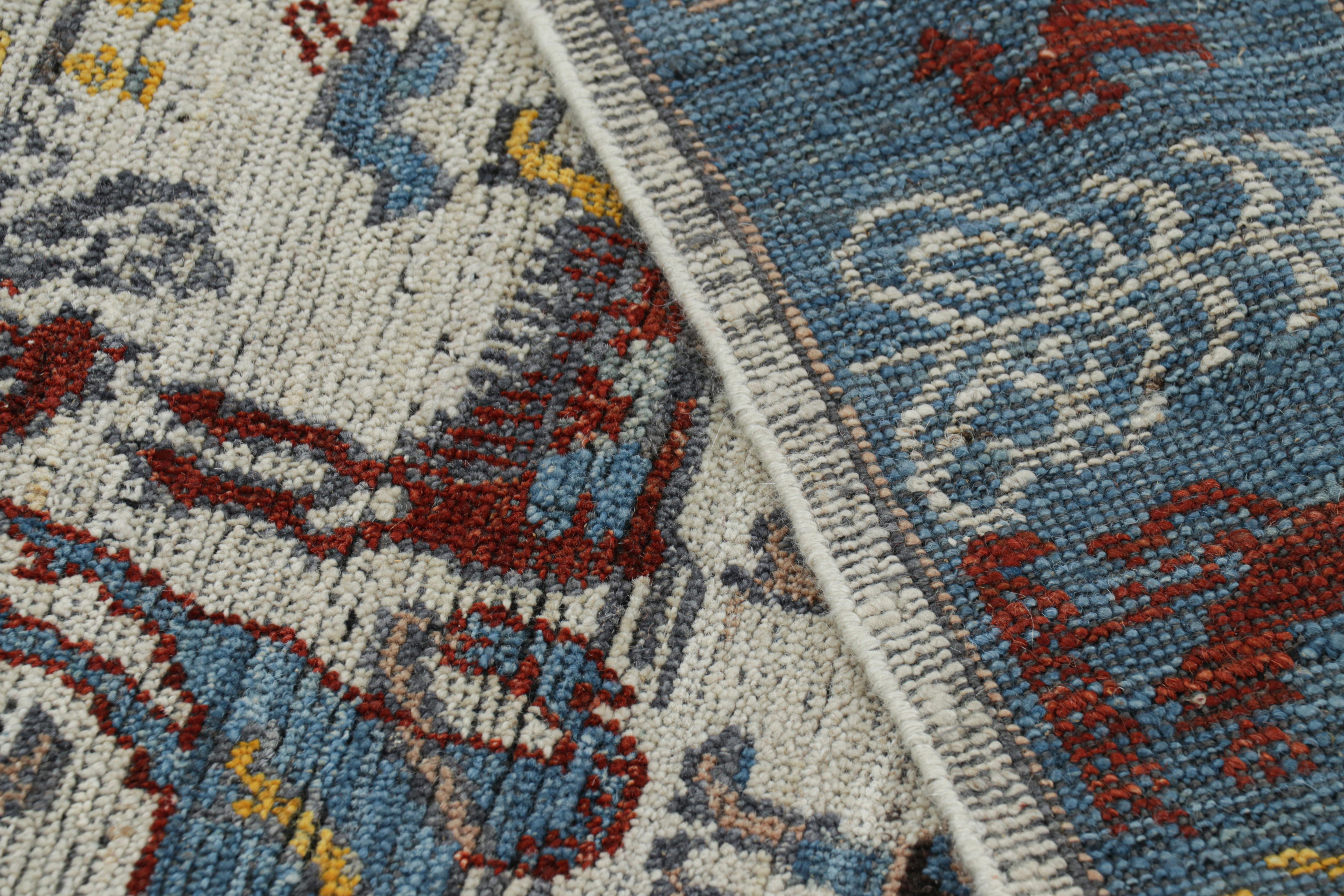 XXI secolo e contemporaneo Rug & Kilim è un tappeto caucasico moderno con immagini colorate di cavalli e cavalieri in vendita