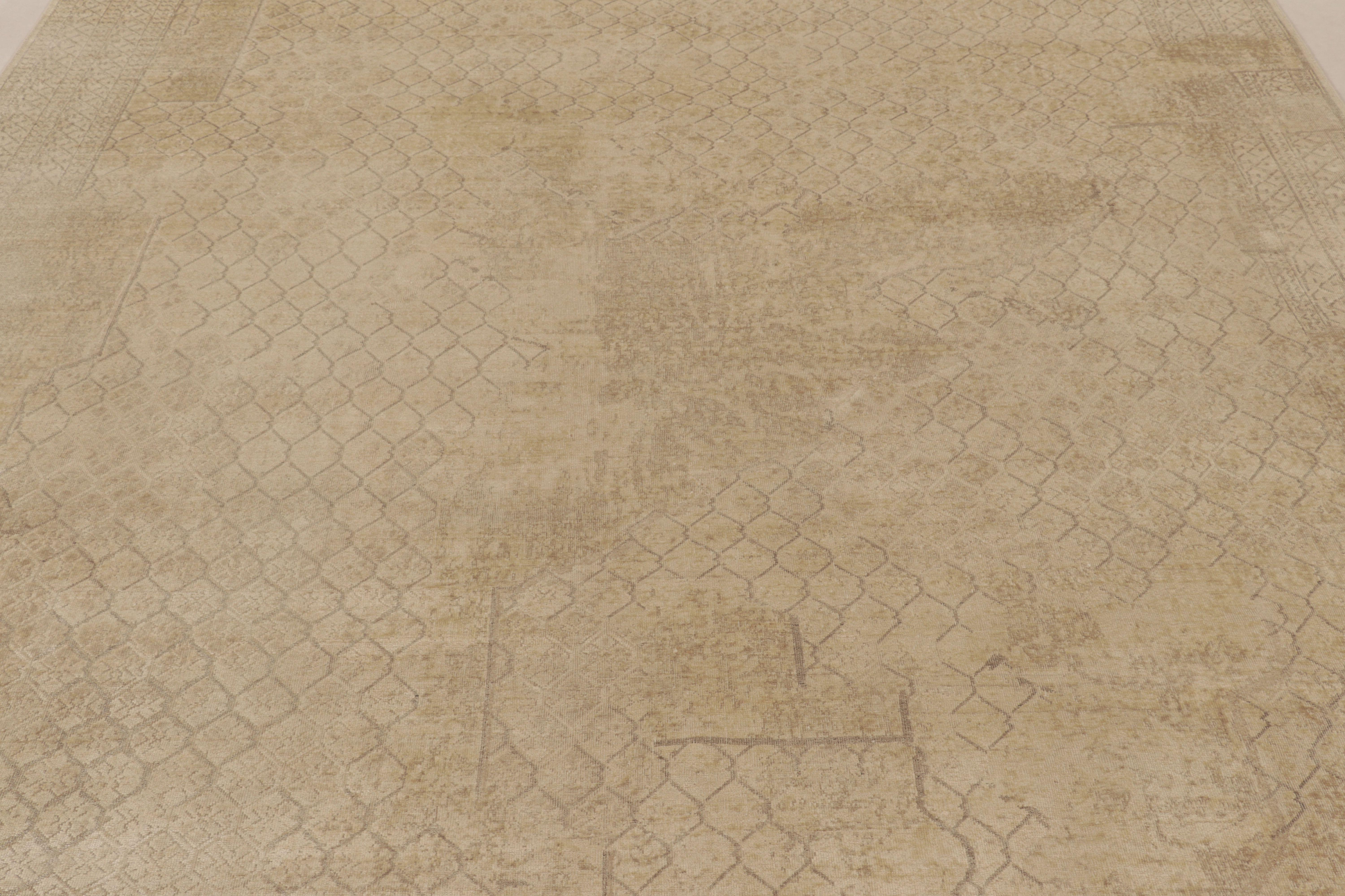 Indien Rug & Kilim's Modern Classic Rug in Beige and Ecru Geometric Abstract Pattern (tapis moderne classique en beige et écru à motifs géométriques abstraits) en vente